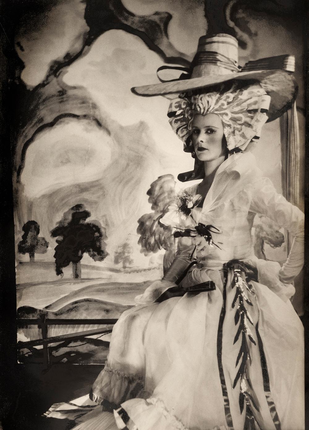 Anne Armstrong-Jones, 1928 - Cecil Beaton (Porträtfotografie)
Von unbekannter Hand mit "Lady Rosse" beschriftet und rückseitig mit dem Tintenstempel des Ateliers von Sotheby's Cecil Beaton versehen
Silbergelatineabzug, später gedruckt
10 1/4 x 7 1/4
