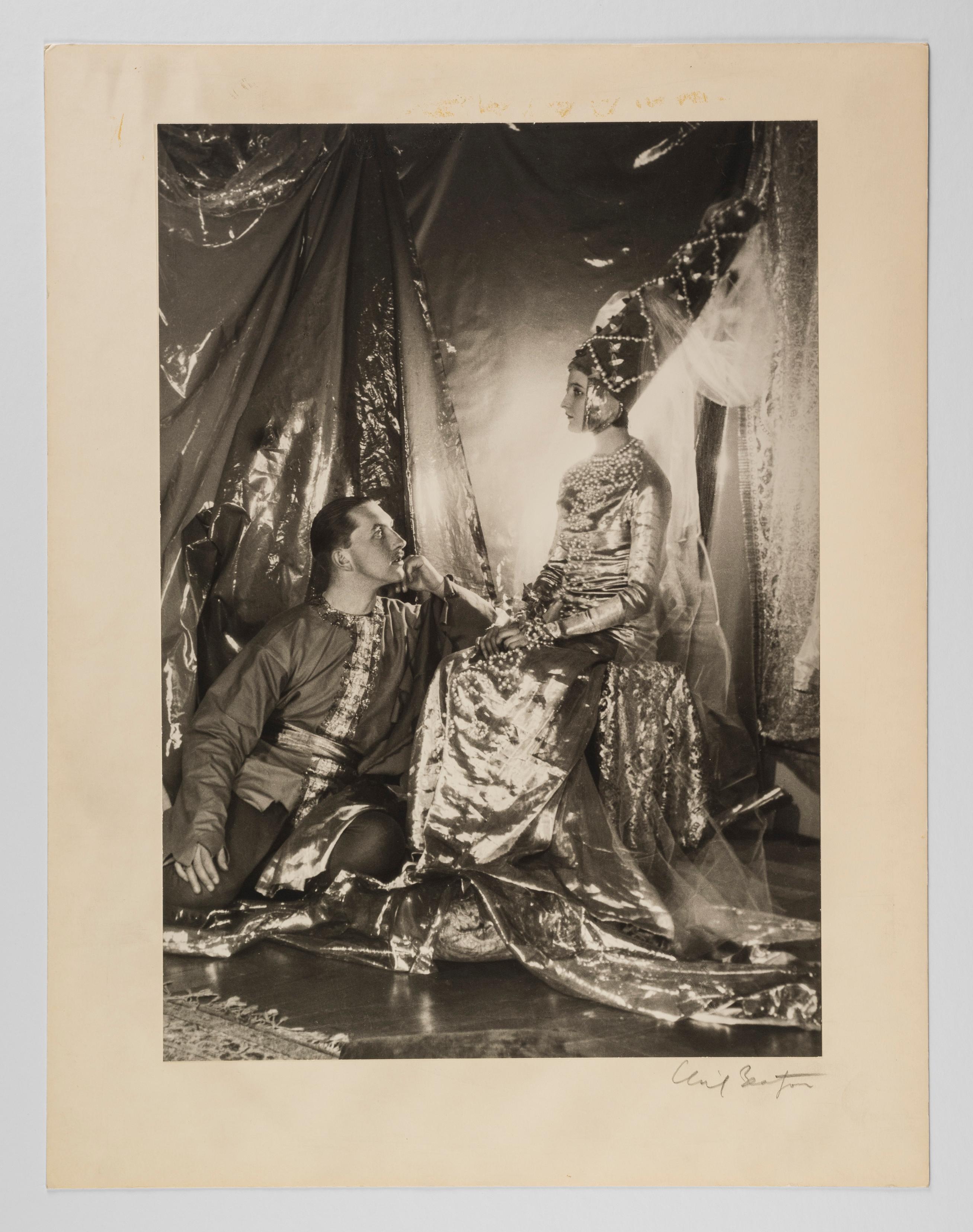Baba Beaton und Prince Galitzine, 1927 - Cecil Beaton (Porträtfotografie) im Angebot 1