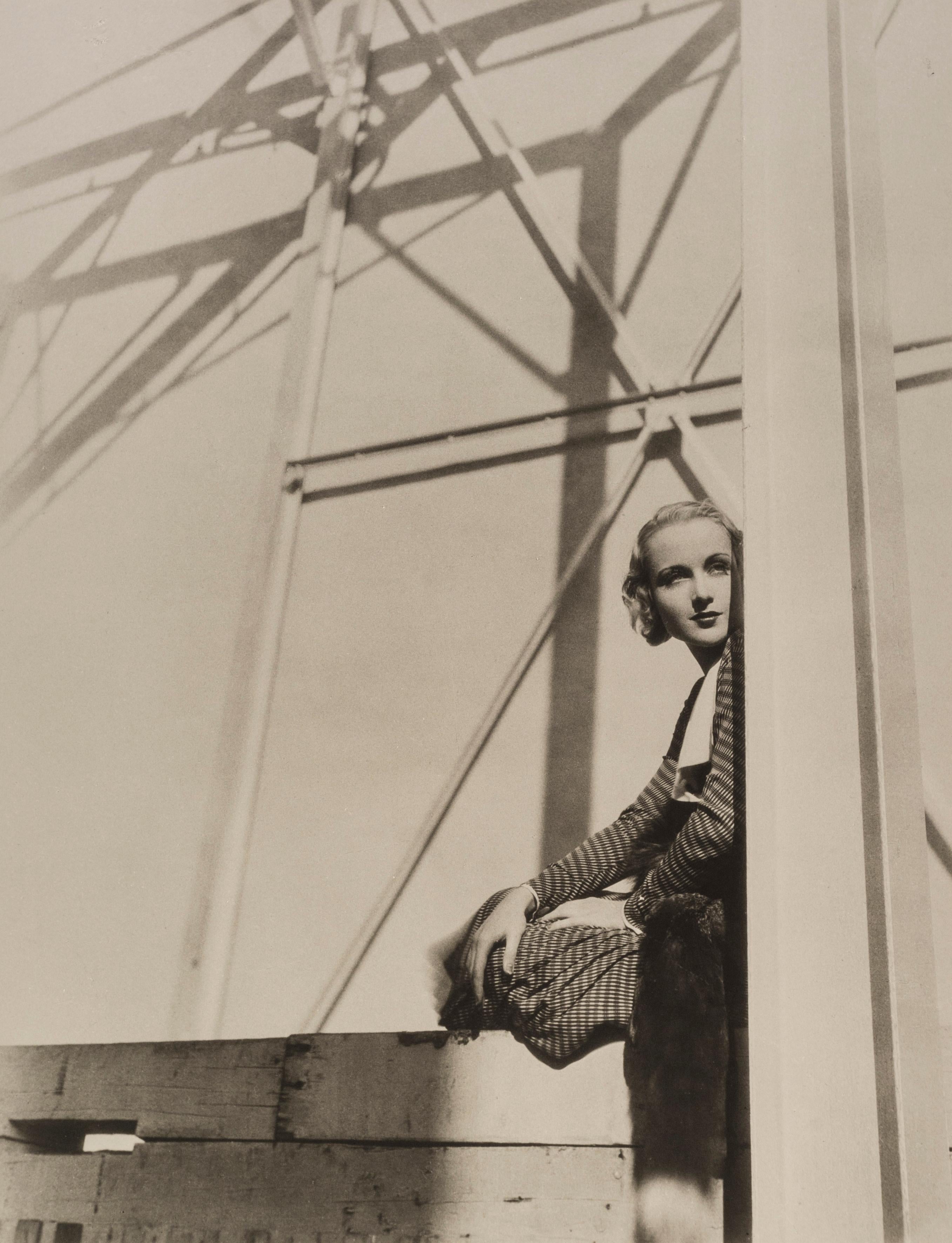 Carole Lombard, 1931 - Cecil Beaton (Porträtfotografie)
Signiert auf der Vorderseite des Passepartouts
Rückseitig mit Tintenstempel des Fotografen gestempelt
Silbergelatineabzug, gedruckt 1970er Jahre
22 x 17 Zoll

Cecil Beaton (1904-1980) hatte ein