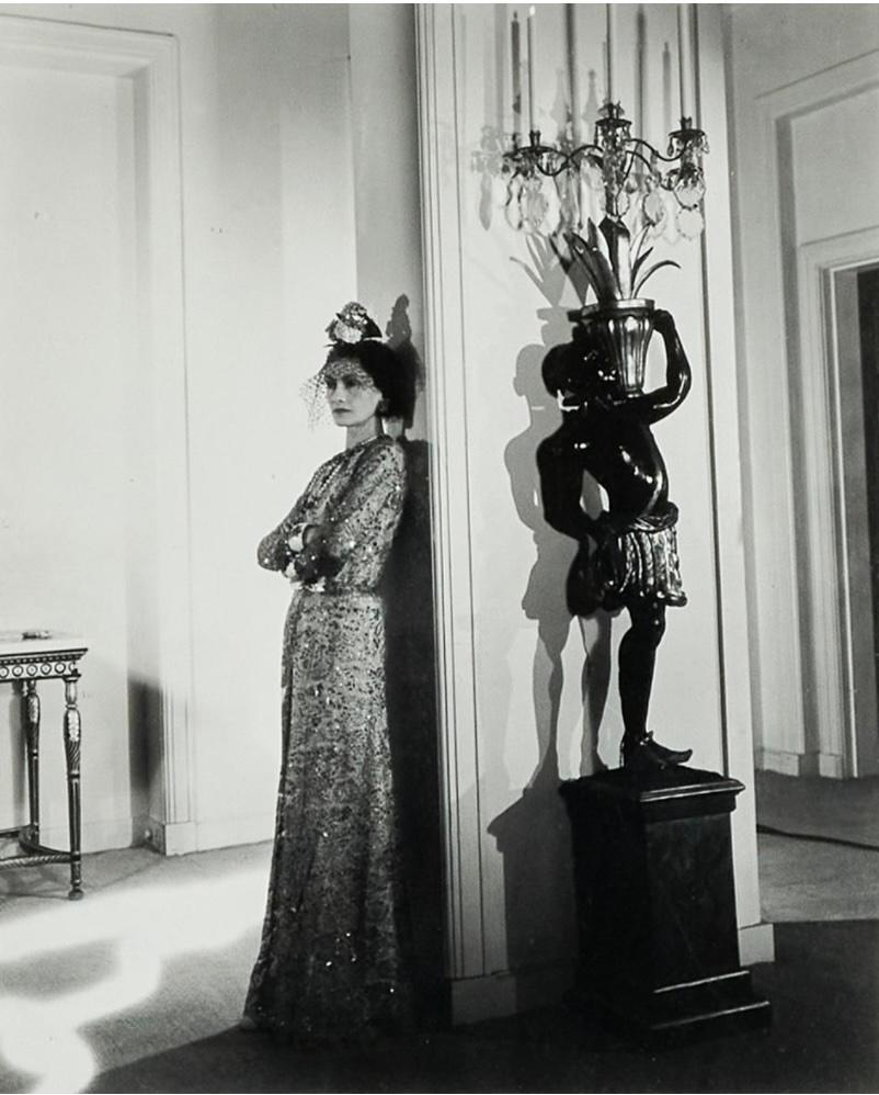 Coco Chanel, 1937  - Cecil Beaton (Schwarz-Weiß-Fotografie)
Rückseitig mit Tintenstempel des Fotografen gestempelt
Silbergelatineabzug, gedruckt um 1965
9 1/2 x 9 1/2 Zoll

Cecil Beaton machte sich in den 1920er Jahren einen Namen, indem er die