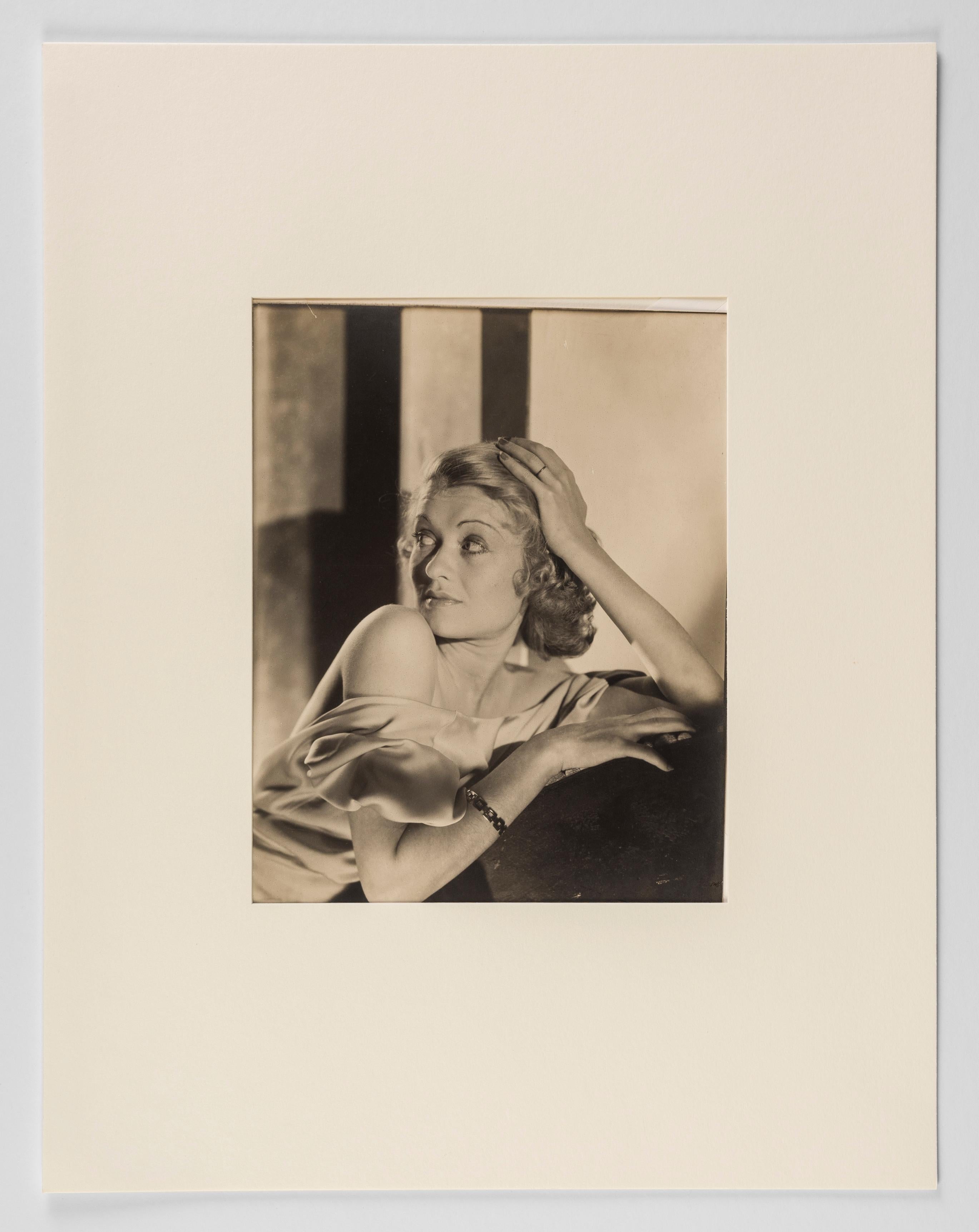 Cecil Beaton (Porträtfotografie) von Constance Bennett, um 1930 im Angebot 1