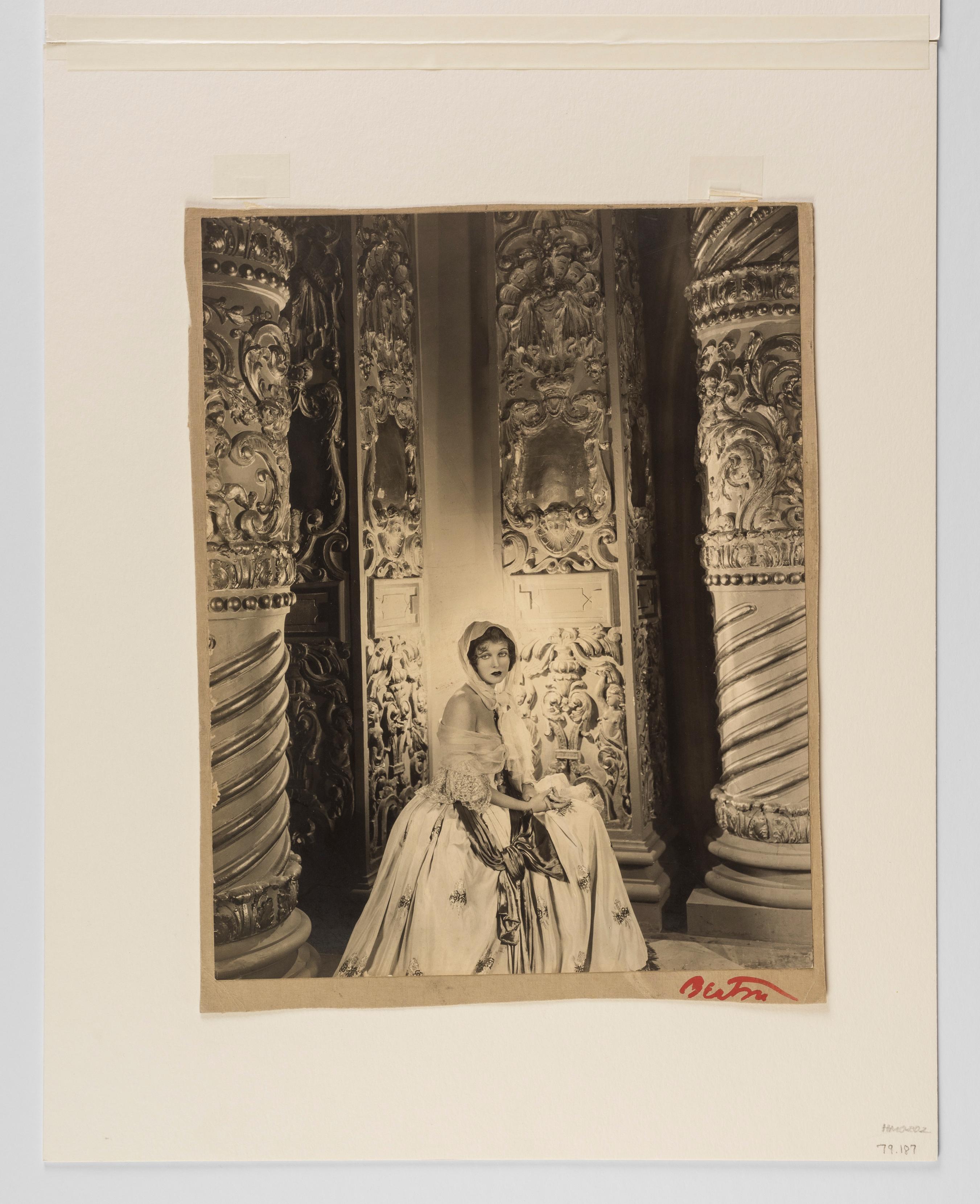Corinne Griffith, 1930  - Cecil Beaton (Fashion-Porträtfotografie) im Angebot 1
