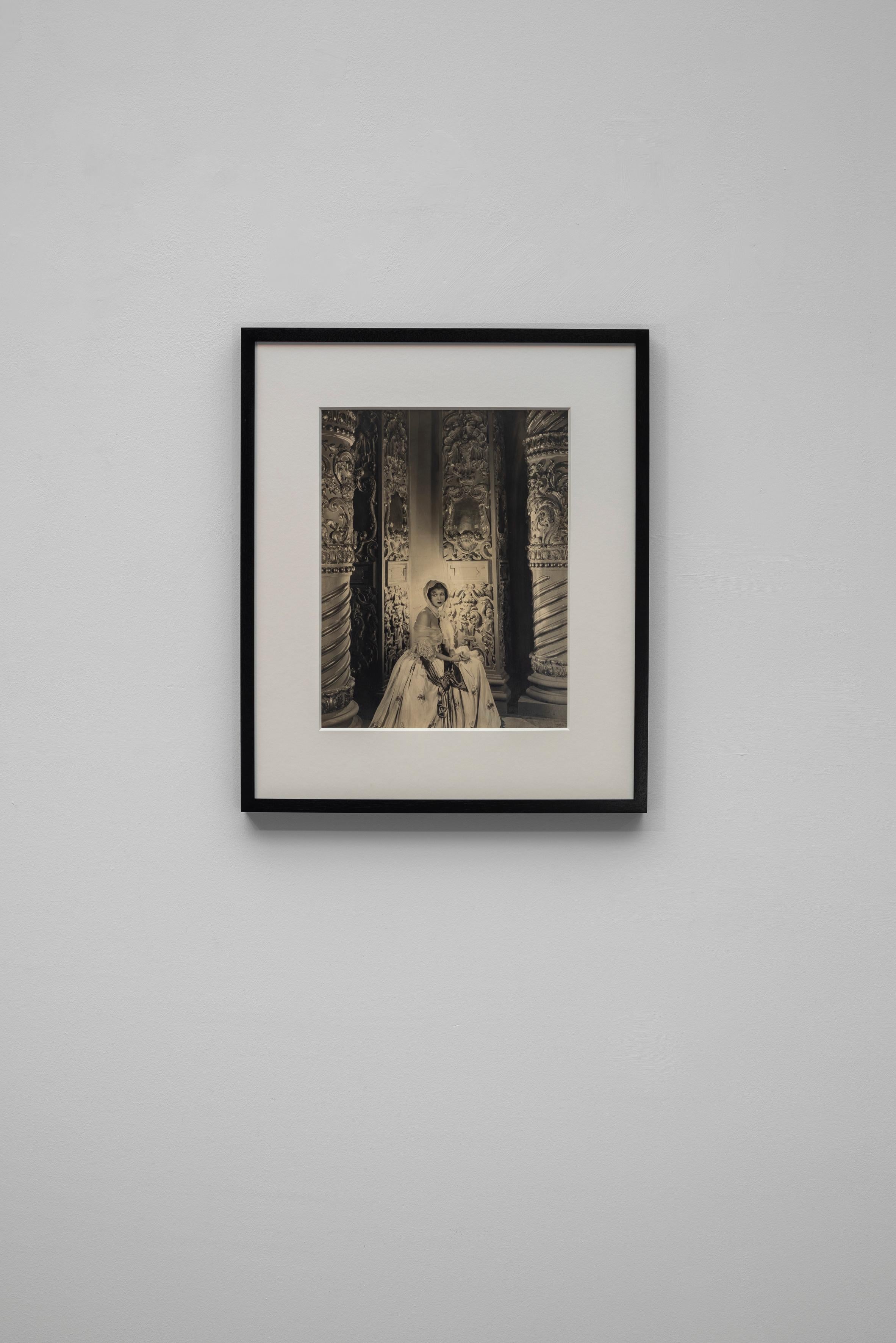 Corinne Griffith, 1930  - Cecil Beaton (Photographie de portrait de mode) en vente 2