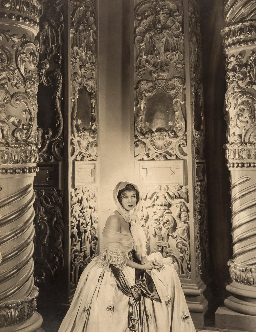 Corinne Griffith, 1930  - Cecil Beaton (photographie de portrait de mode)
Signature à l'encre rouge sur la monture
Inscription "Corinne Griffith" d'une main inconnue et cachet du studio Cecil Beaton de Sotheby's au dos du support
Tirage à la