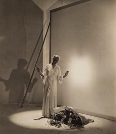 Drapiertes Kleid von Mme. Gress, ca. 1930er Jahre – Cecil Beaton (Porträtfotografie)