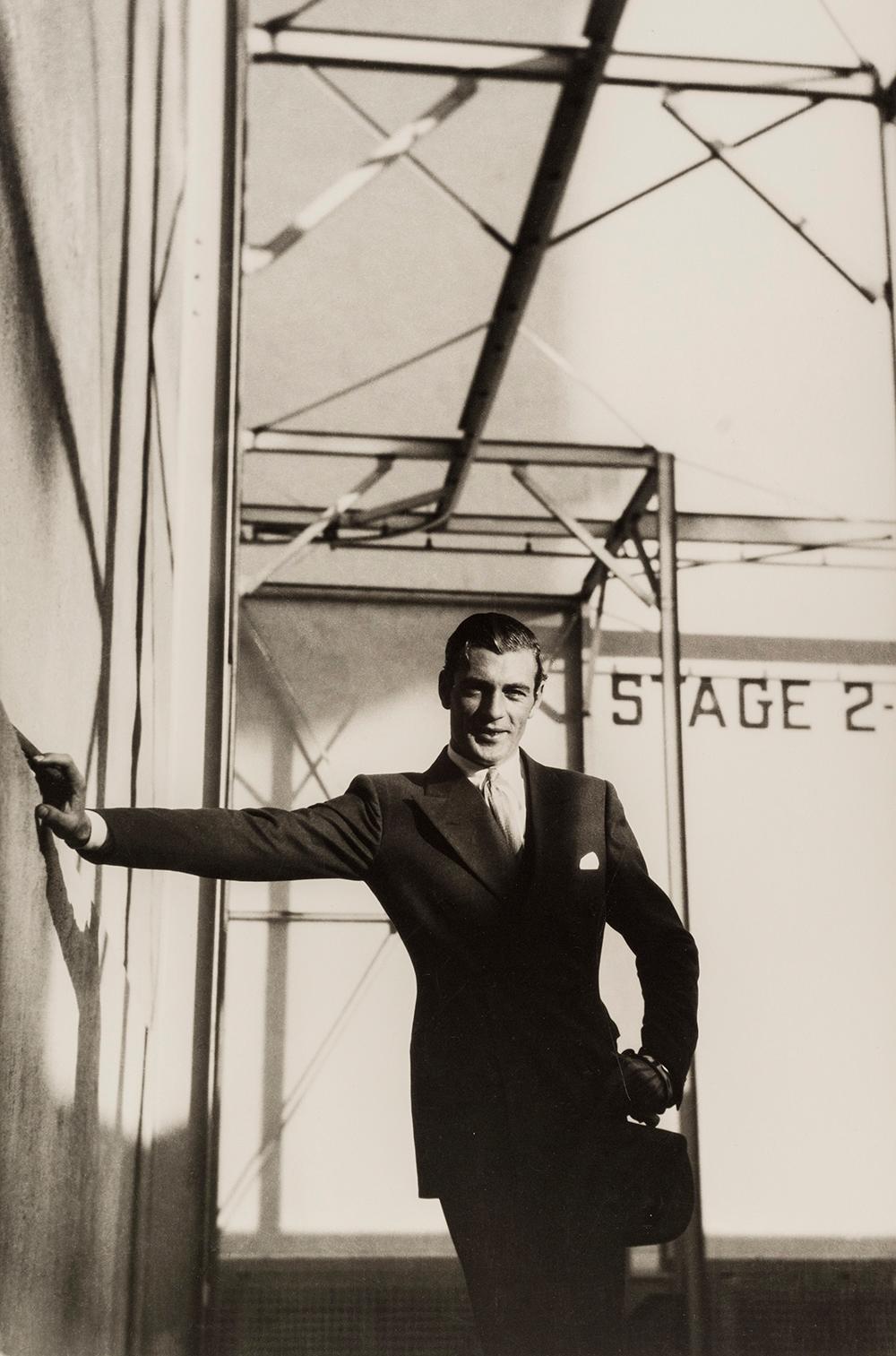 Gary Cooper, 1931 - Cecil Beaton (Porträtfotografie)
Signiert mit Bleistift auf dem Passepartout
Auf der Rückseite des Passepartouts mit dem Tintenstempel des Fotostudios gestempelt
Silbergelatineabzug, gedruckt 1970er Jahre
22 x 17 Zoll

Cecil