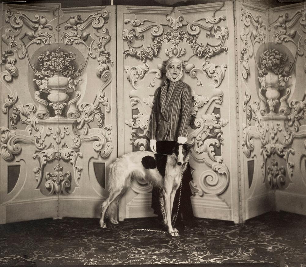 Inscription "Mrs Sacheverell Sitwell" et "Mrs Sitwell" d'une main inconnue et cachet du photographe et du Studio Cecil Beaton de Sotheby's au verso
Tirage à la gélatine argentique, imprimé ultérieurement
7 3/8 x 8 6/8 pouces