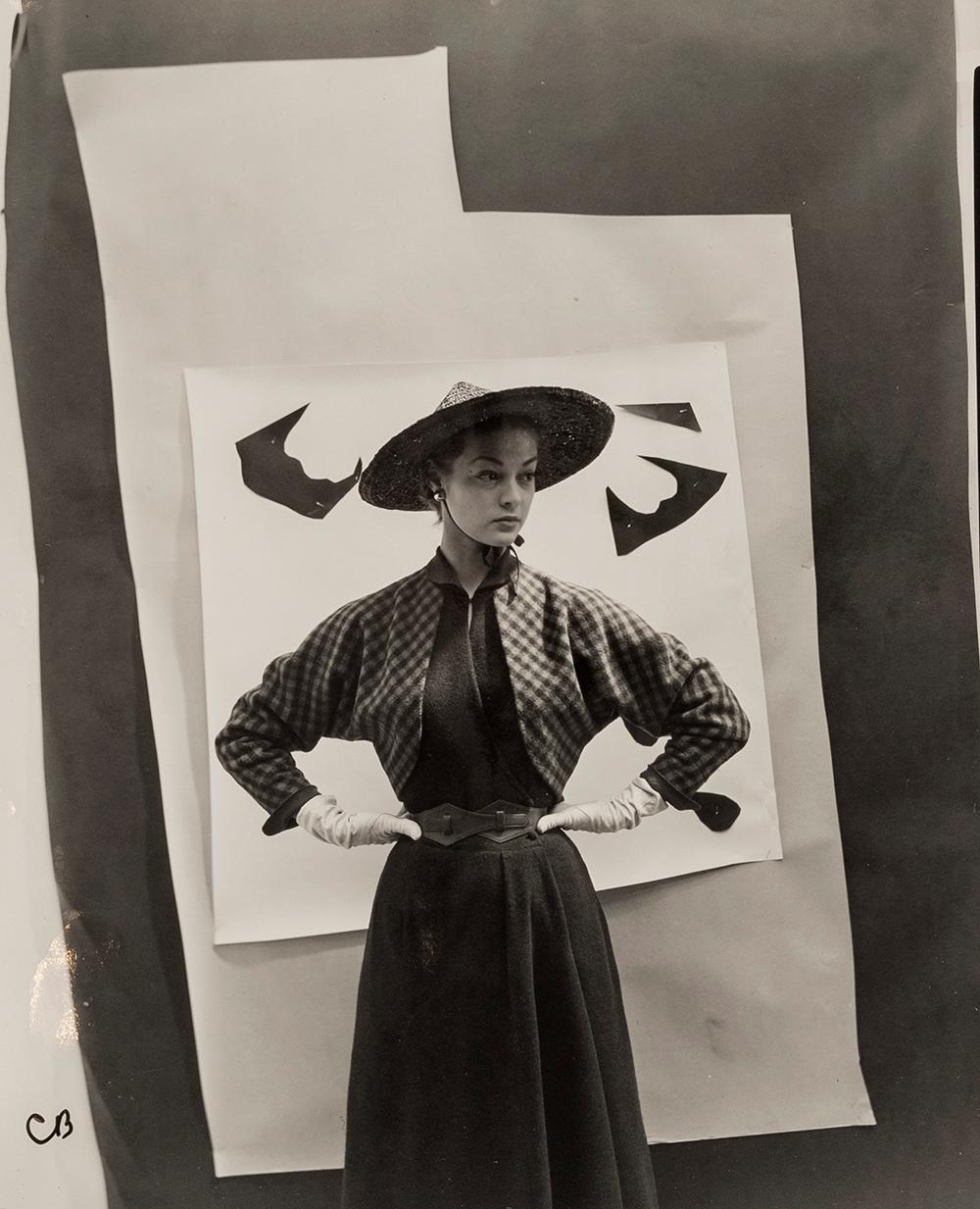 Jean Patchett contra el fondo recortado para 'Vogue' , 1949 - Cecil Beaton 
Inscrita con "CB".
Estampado con el sello de tinta fechado de Conde Nast, los sellos de tinta del estudio de Cecil Beaton de Sotheby's y del fotógrafo en el reverso
Gelatina