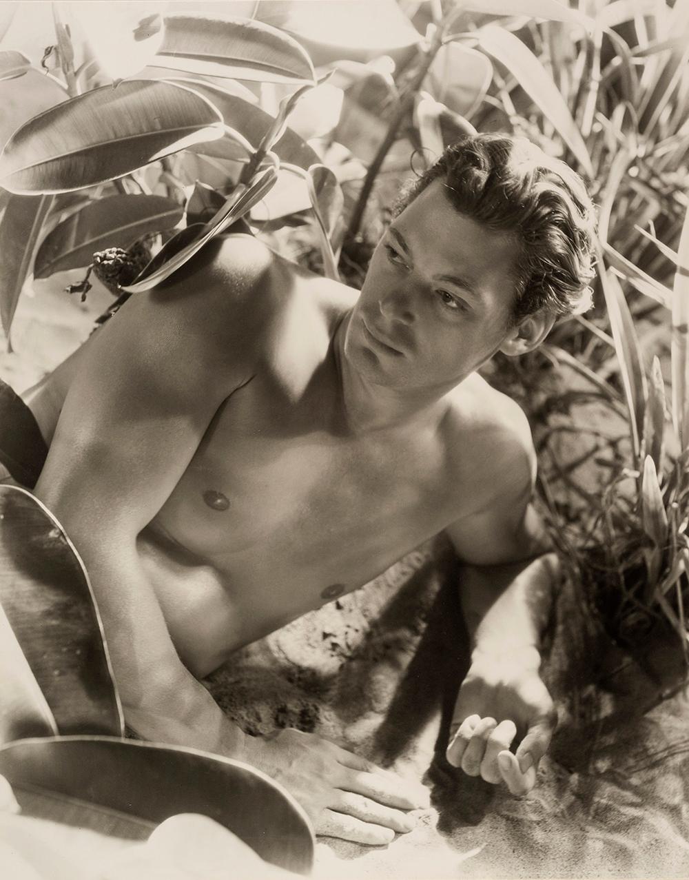 Johnny Weissmuller, 1932  - Cecil Beaton (Modeporträtfotografie)
Signiert auf der Vorderseite des Passepartouts
Auf der Rückseite des Passepartouts mit dem Tintenstempel des Fotostudios gestempelt
Silbergelatineabzug, gedruckt 1970er Jahre
22 x 17