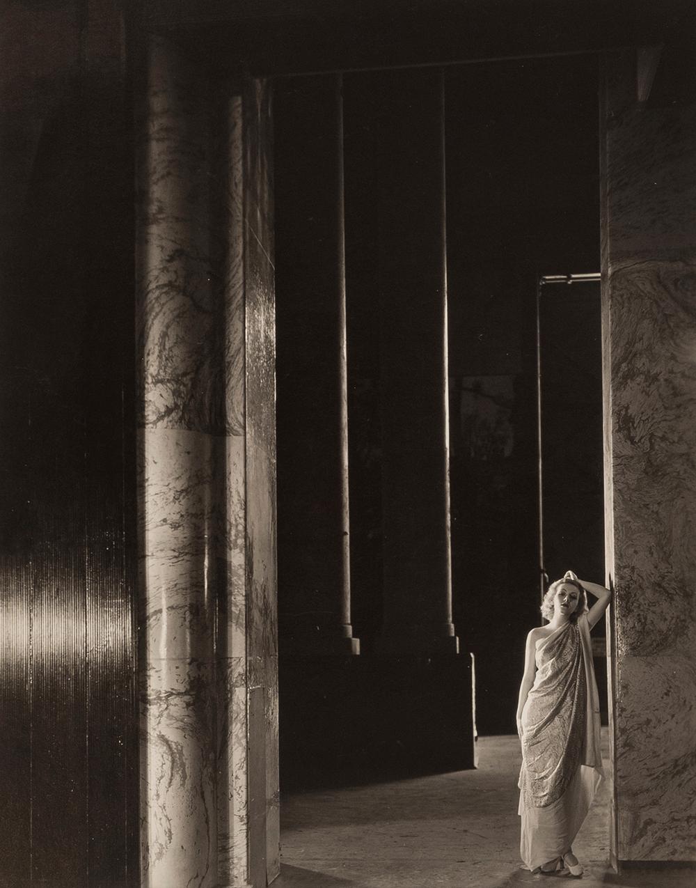 Karen Morely, 1932 - Cecil Beaton (Porträtfotografie)
Von unbekannter Hand mit "Karen Morely" beschriftet und auf der Rückseite mit dem Tintenstempel des Fotografen und des Sotheby's Cecil Beaton Studio versehen
Silbergelatineabzug, später