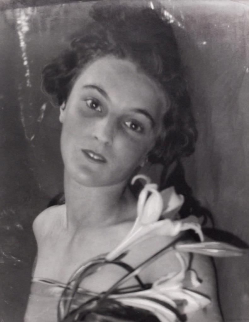 Lady Eleanor Smith mit Lilien, 1927 - Cecil Beaton (Porträtfotografie)
Inkswash-Signatur beim Einhängen
Bezeichnet "Lady Eleanor Smith" und rückseitig mit dem Tintenstempel des Ateliers von Sotheby's Cecil Beaton versehen
Silbergelatineabzug, auf