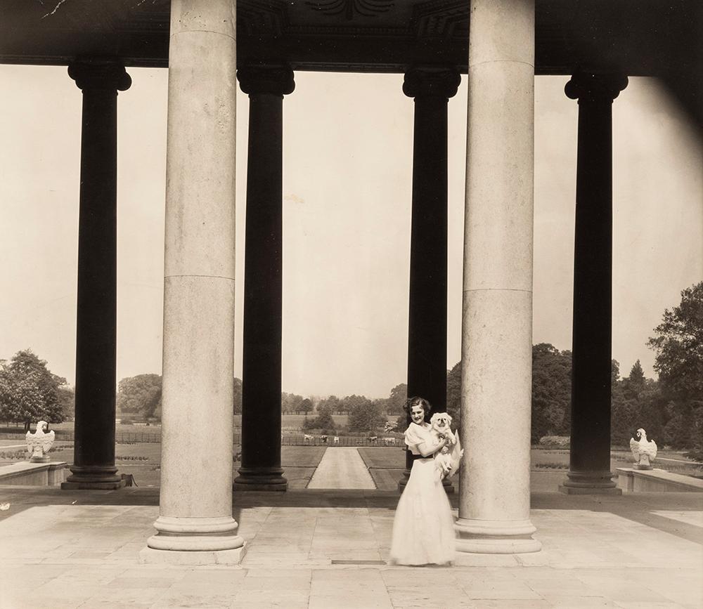Lady Jersey, 1935 - Cecil Beaton (Photographie de portrait de mode)
Inscrit "Idyll : Lady Jersey" et estampillé des tampons à l'encre du photographe et du studio Cecil Beaton de Sotheby's au verso
Tirage à la gélatine argentique, monté sur carton,