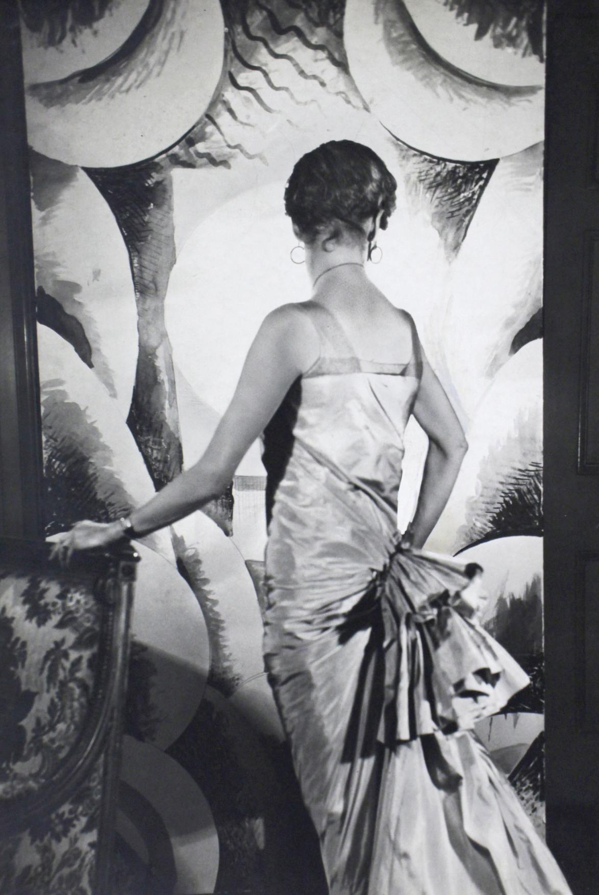 Margot Asquith, Lady Oxford, 1927 - Cecil Beaton (Photographie de portrait)
Moitié supérieure de la signature à l'encre rouge sur bande et étiquette de studio inconnue fixée au support 
Inscription "Lady Oxford" au dos
Tirage à la gélatine