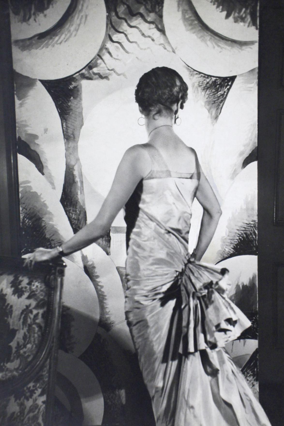 Margot Asquith, Lady Oxford, 1927 - Cecil Beaton (Porträtfotografie)
Obere Hälfte der roten Inkwash-Signatur auf Klebeband und unbekanntes Studioetikett auf Passepartout befestigt 
Rückseitig beschriftet 'Lady Oxford'
Silbergelatineabzug, auf Karton