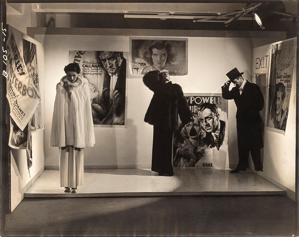 Mary Oakes und Mary Gosgrave für 'Vogue', 1936 - Cecil Beaton (Modeporträt)
Rückseitig gestempelt mit Datumsstempel und Stempeln aus dem Nachlass von M.F Ahga
Silbergelatineabzug, gedruckt um 1936 
7 3/4 x 9 3/4 Zoll

Cecil Beaton (1904-1980)