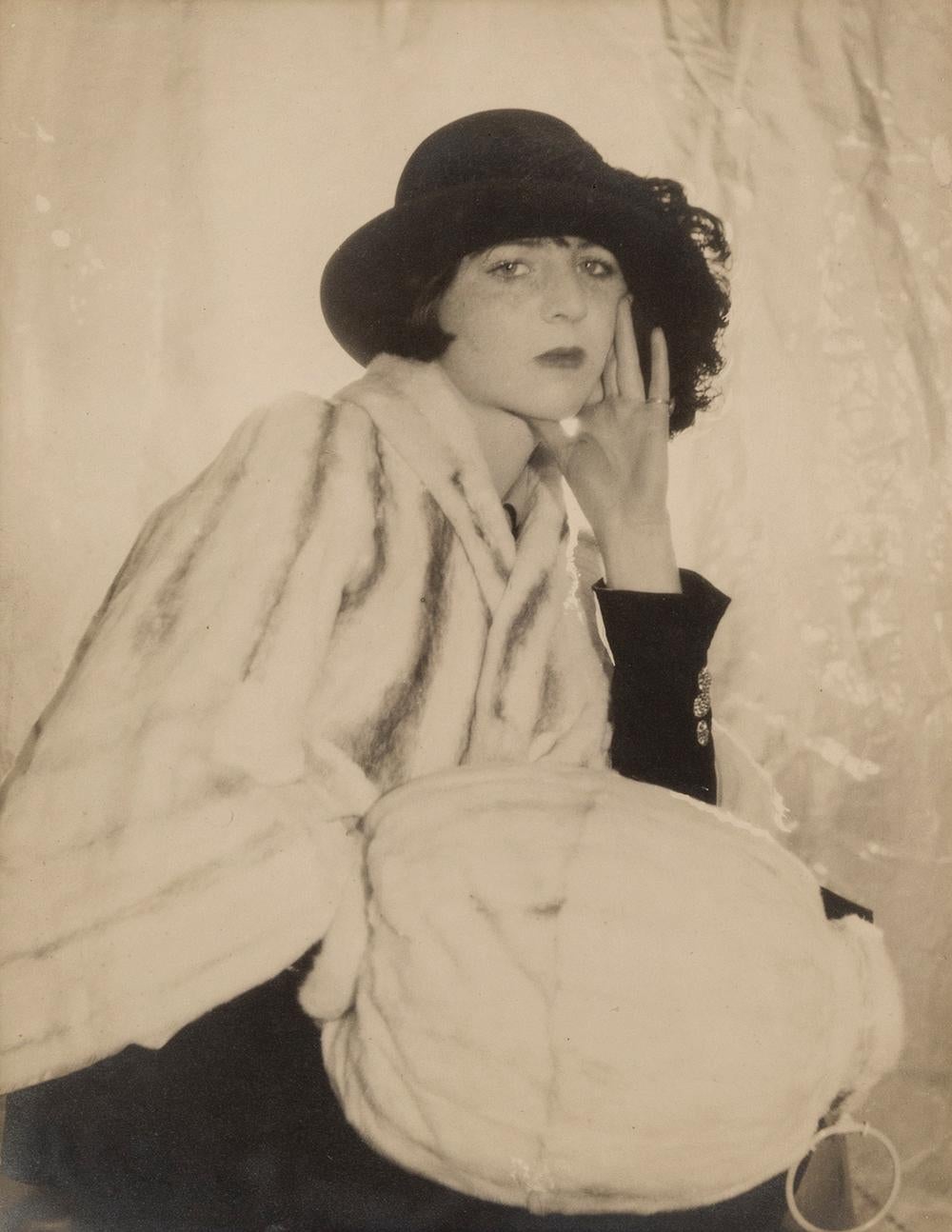 Meraud Guinness, 1930er Jahre – Cecil Beaton (Porträtfotografie in der Mode)
Inkwash-Signatur auf der Montierung
Rückseitig mit dem Sotheby's Cecil Beaton Studio-Tintenstempel gestempelt
Silbergelatineabzug auf Karton aufgezogen, gedruckt 1930er