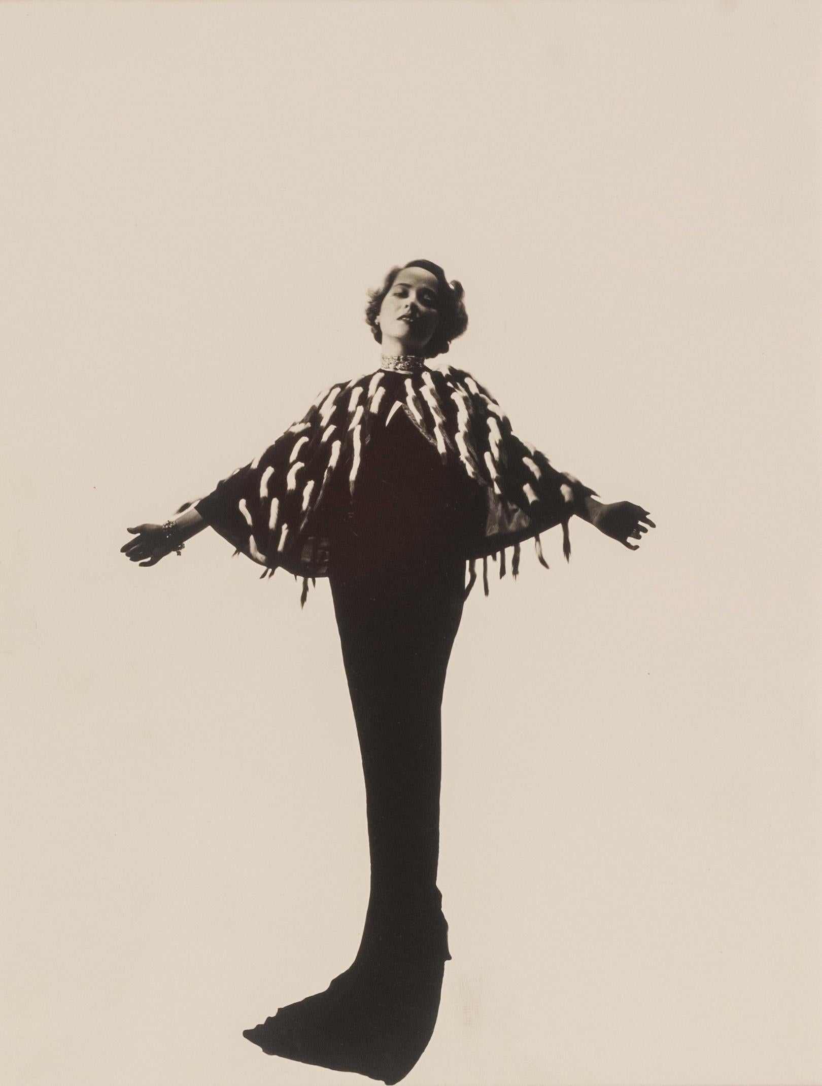 Merle Oberon, 1930er Jahre – Cecil Beaton (Porträtfotografie)
Bezeichnet 'Merle Oberon' und rückseitig mit dem Stempel von Sotheby's Cecil Beaton Studio gestempelt
Silber-Gelatine-Druck
10 x 7 3/4 Zoll

Cecil Beaton (1904-1980) hatte ein brillantes