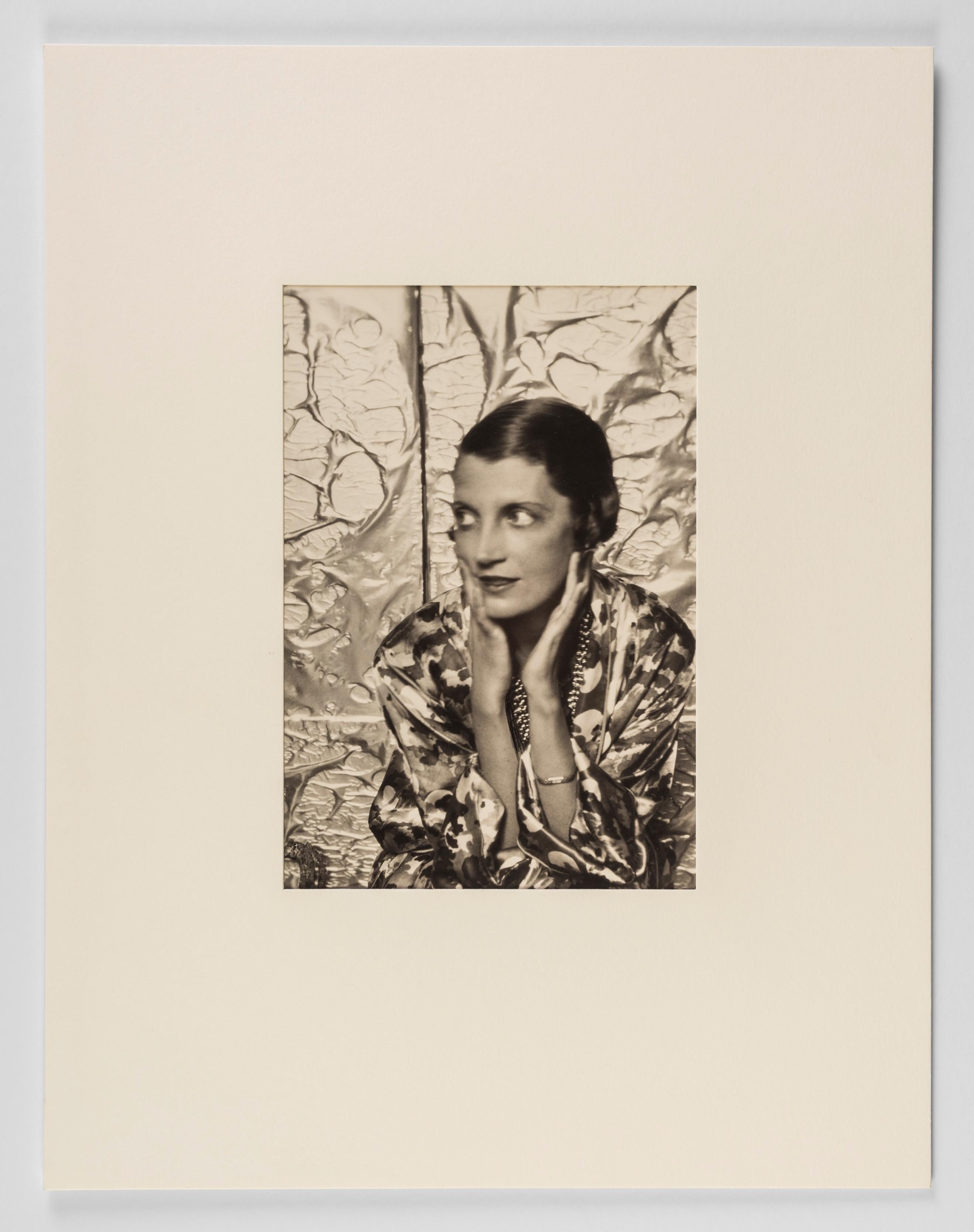 Mrs. Daisy Fellows, ca. 1930er Jahre - Cecil Beaton (Porträtfotografie) im Angebot 1