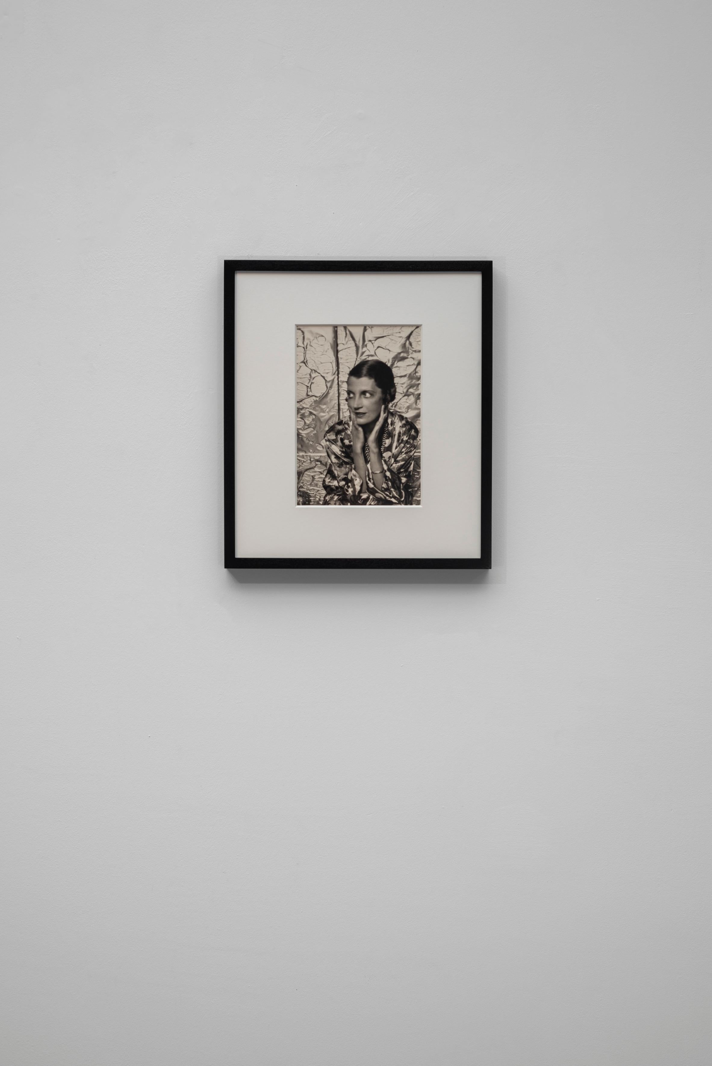 Mme Daisy Fellows, c.I.C. - Cecil Beaton (Photographie de portrait) en vente 1