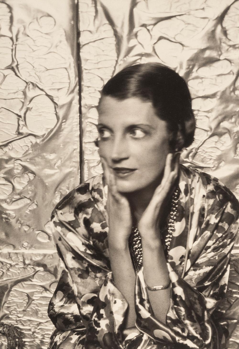 Mrs. Daisy Fellows, ca. 1930er Jahre - Cecil Beaton (Porträtfotografie)
Von unbekannter Hand mit "Mrs Reginald Fellowes" bezeichnet und auf der Rückseite des Passepartouts mit dem Tintenstempel des Studios von Sotheby's Cecil Beaton