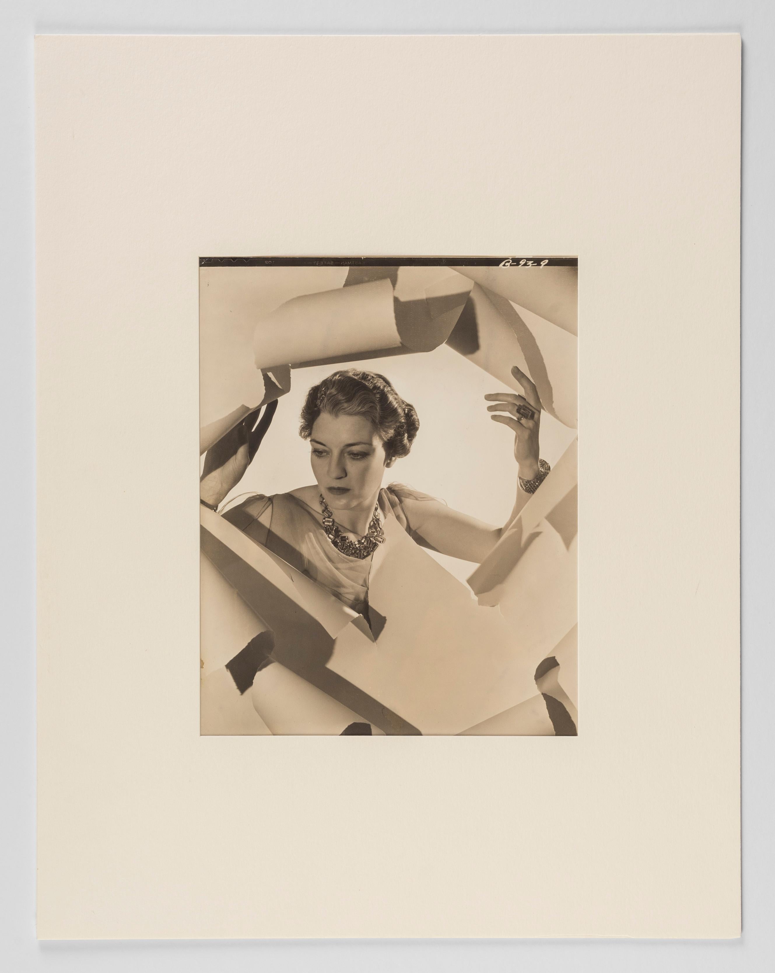 Mme Mona Williams, 1936 - Cecil Beaton (Photographie de portrait de mode) en vente 1