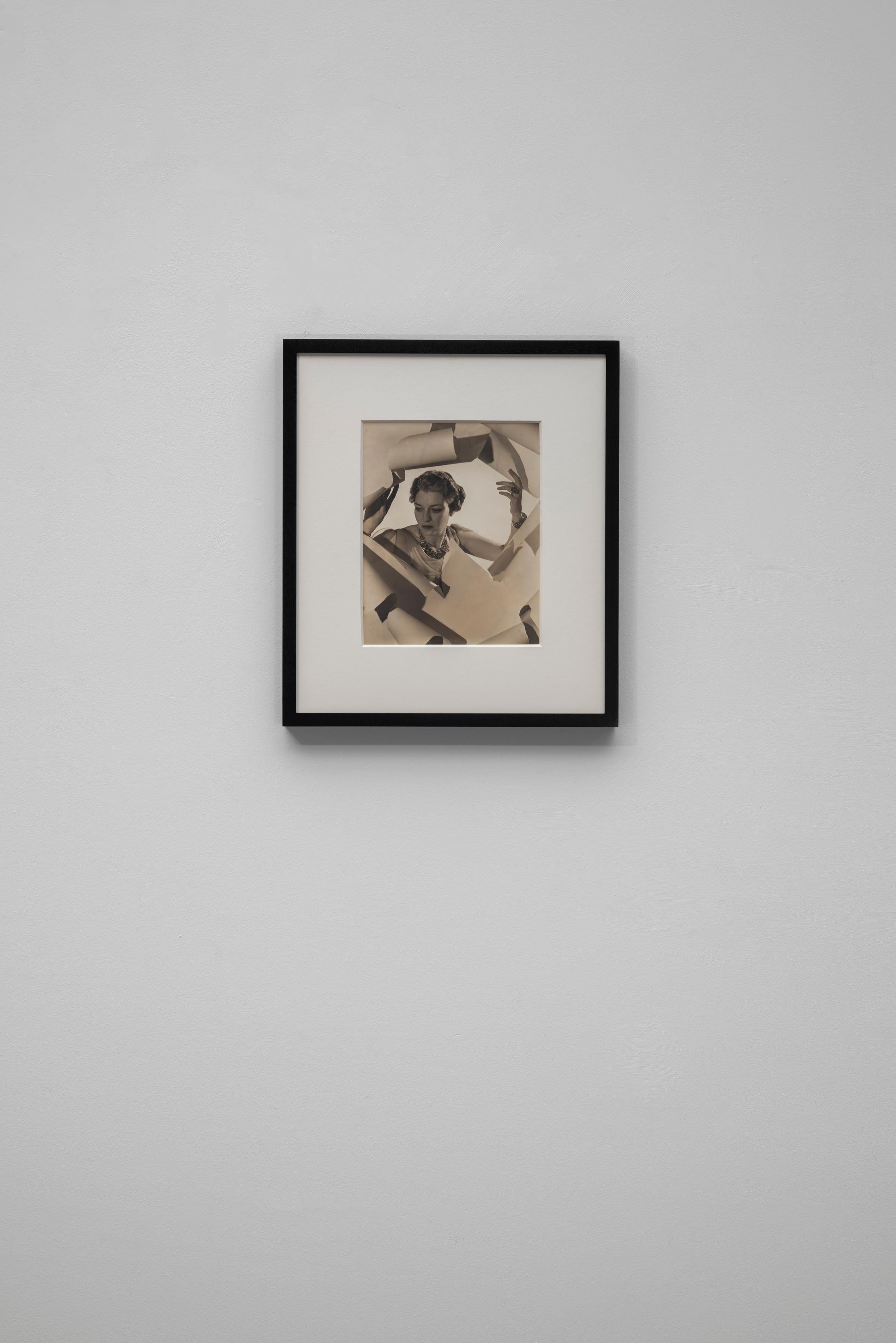 Mme Mona Williams, 1936 - Cecil Beaton (Photographie de portrait de mode) en vente 2