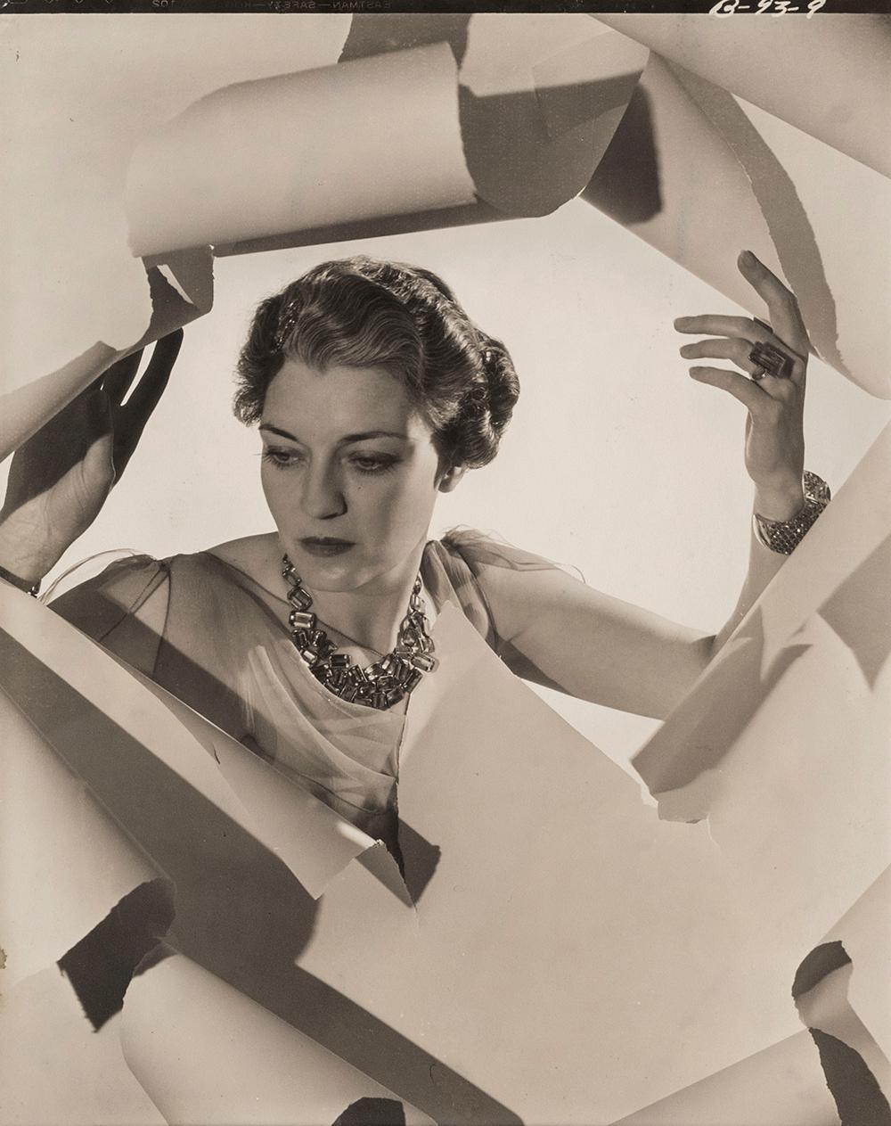 Frau Mona Williams, 1936 - Cecil Beaton (Modeporträtfotografie)
Von unbekannter Hand mit "Mrs Harrison Williams" beschriftet und rückseitig mit den Stempeln des Fotografen und des Sotheby's Cecil Beaton Studio versehen
Silbergelatineabzug, gedruckt