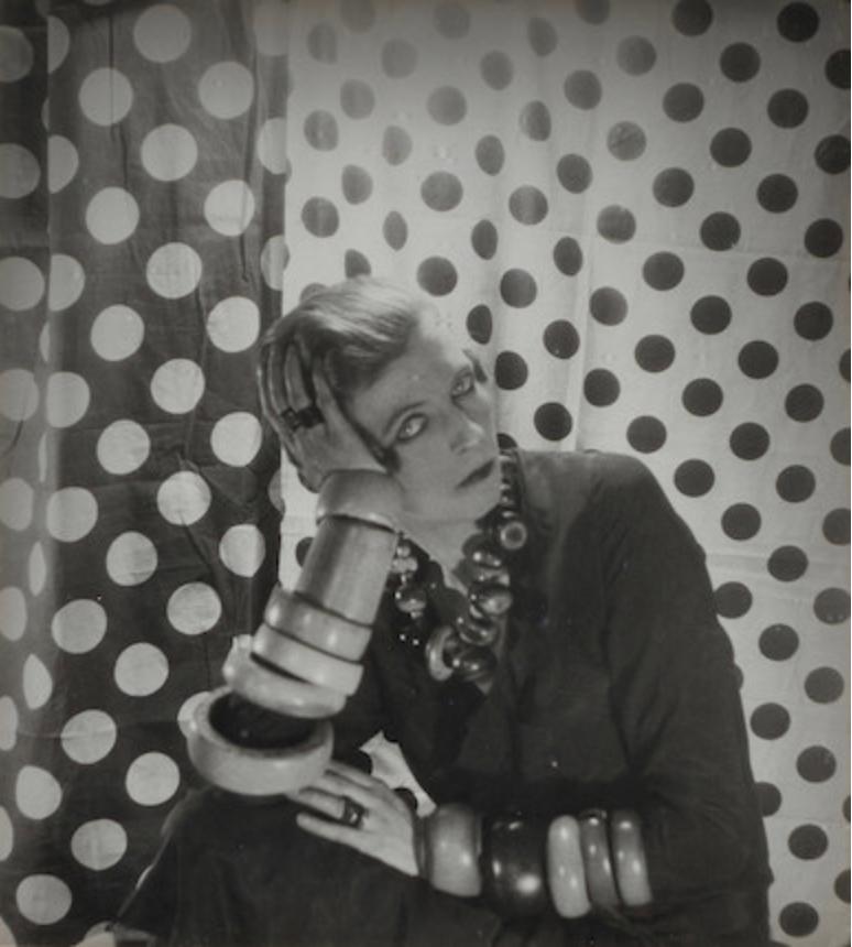 Nancy Cunard, 1924 - Cecil Beaton (photographie de portrait)
Inscrit avec le titre et estampillé avec le tampon à l'encre du copyright du photographe au verso.
Épreuve à la gélatine argentique, imprimée ultérieurement
9 3/8 x 8 3/8