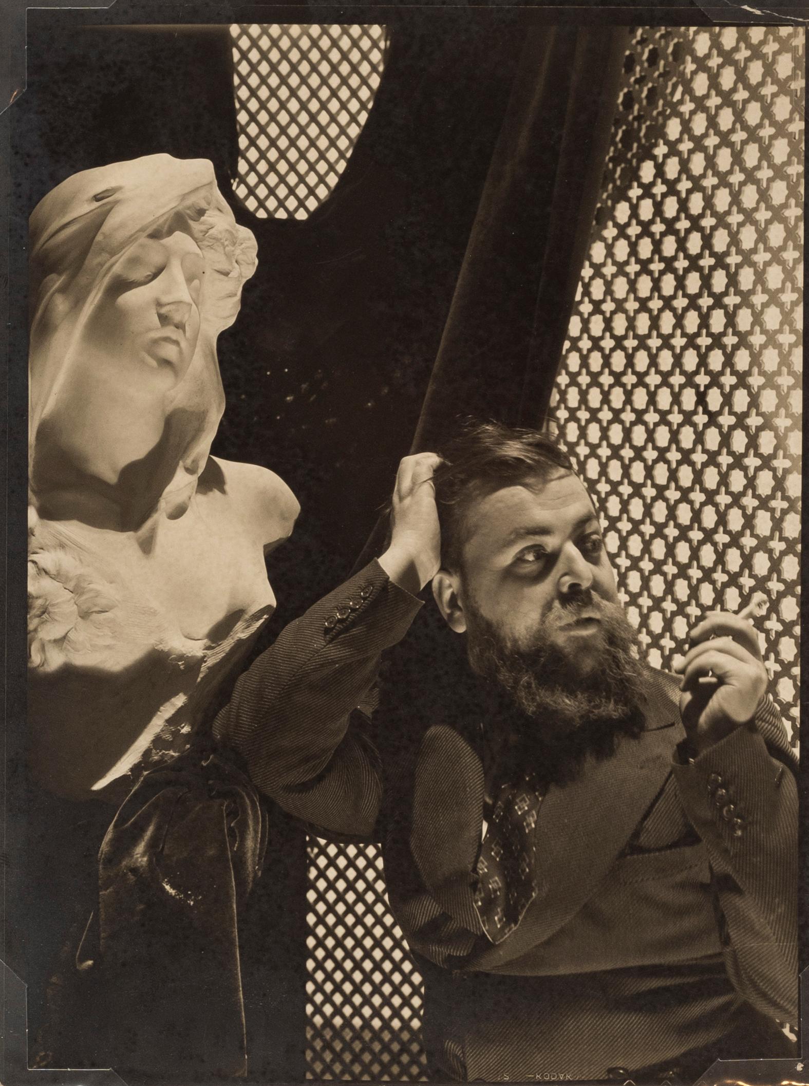 Porträt von Christian Bérard, 1930er Jahre - Cecil Beaton (Porträtfotografie)
Unterzeichnet
Silbergelatineabzug, gedruckt ca. 1970er Jahre
9 x 6 1/2 Zoll

Cecil Beaton (1904-1980) hatte ein brillantes ästhetisches Auge, das ihn in Verbindung mit