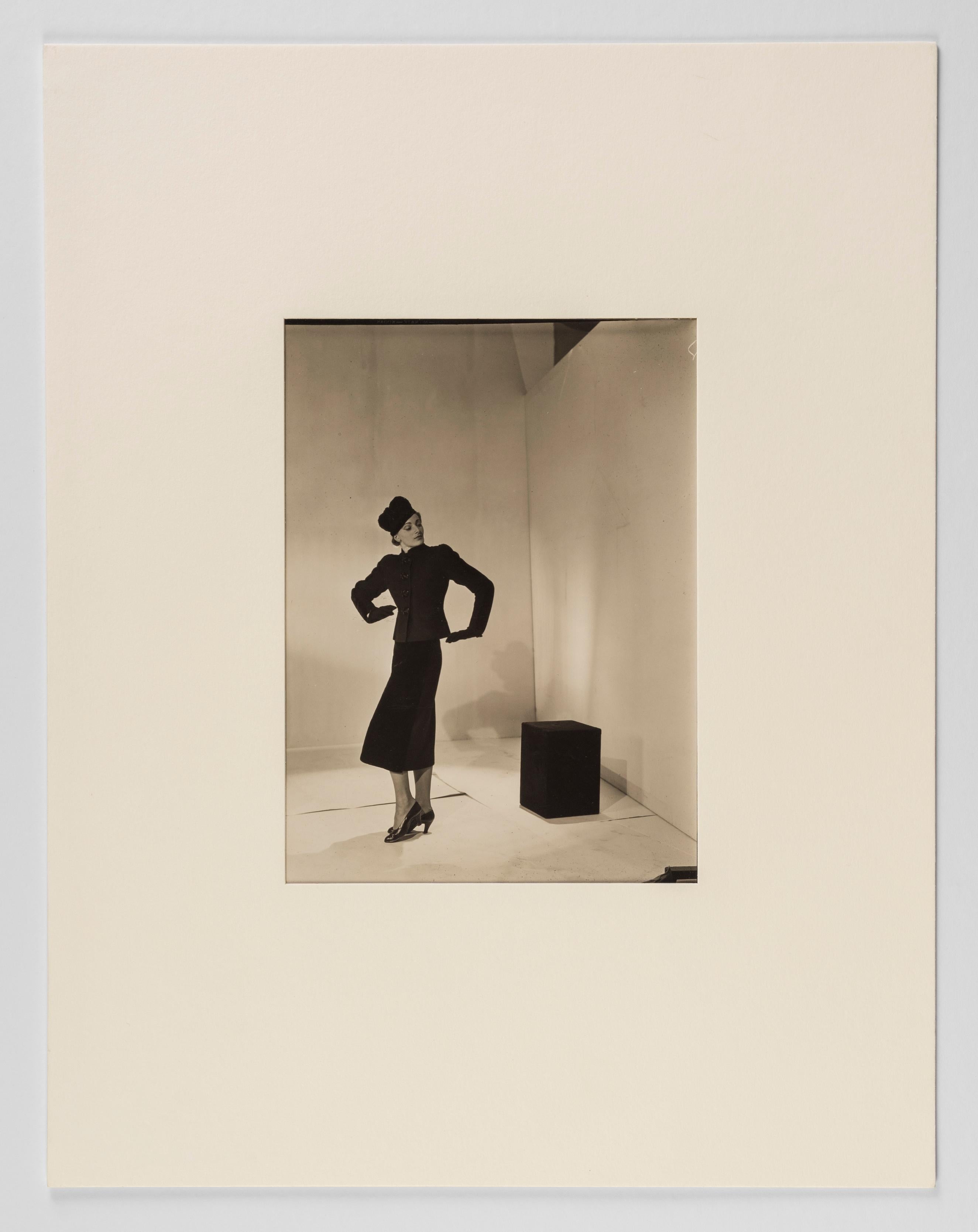 Schiaparelli-Modell, Paris, um 1936 - Cecil Beaton (Fashion-Porträtfotografie) im Angebot 1