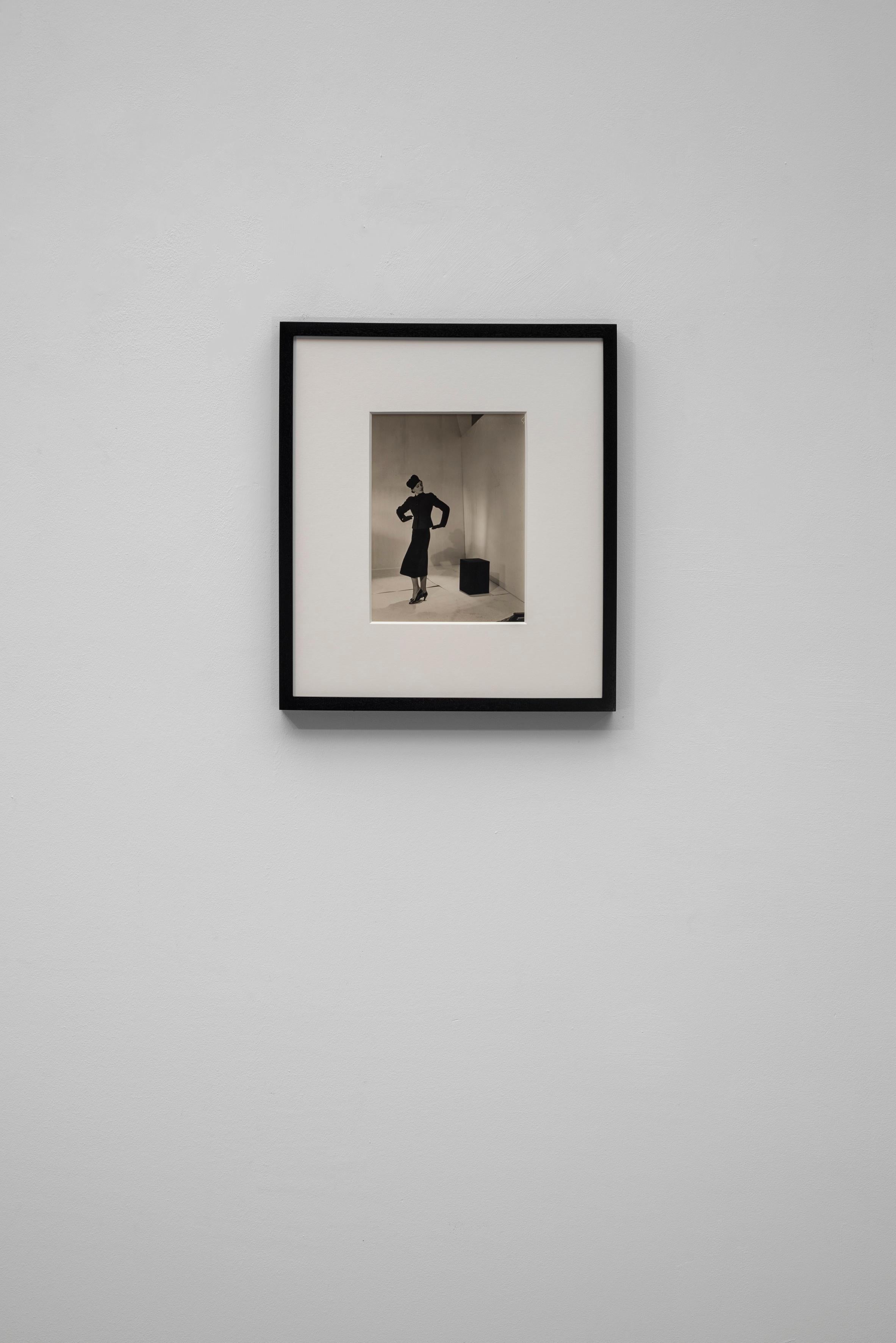 Schiaparelli-Modell, Paris, um 1936 - Cecil Beaton (Fashion-Porträtfotografie) im Angebot 2