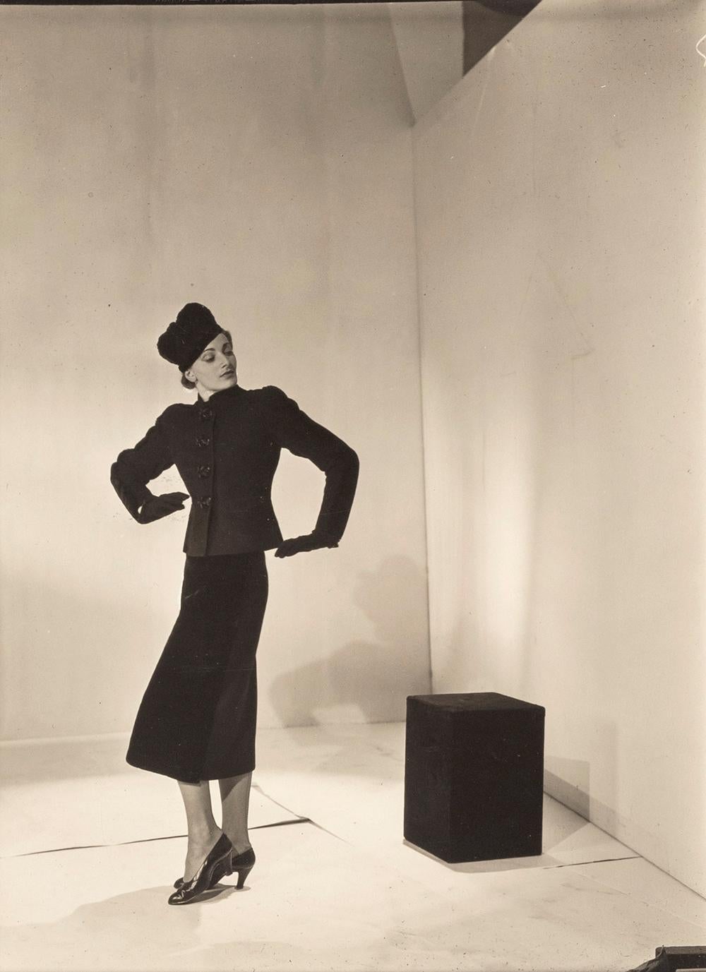 Modell Schiaparelli, Paris, um 1936 - Cecil Beaton (Modeporträtfotografie)
Bezeichnet von unbekannter Hand mit "Paris model" und "Schiaparelli" und rückseitig mit Tintenstempeln des Fotografen und des Sotheby's Studio Cecil Beaton