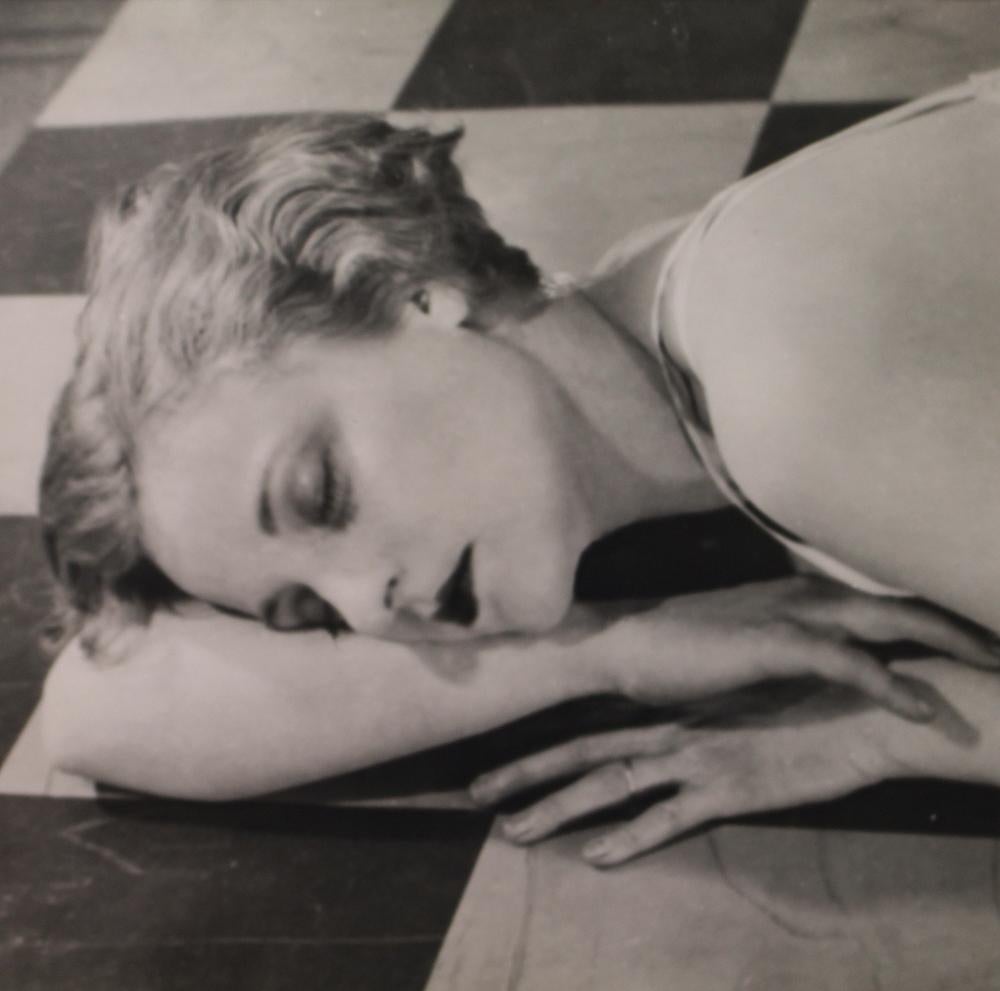 Tallulah Bankhead, 1930er Jahre - Cecil Beaton (Porträtfotografie)
Bezeichnet von unbekannter Hand mit "Bankhead" und rückseitig mit dem Tintenstempel des Fotografen und des Sotheby's Cecil Beaton Studio versehen
Silbergelatineabzug, gedruckt 1930er