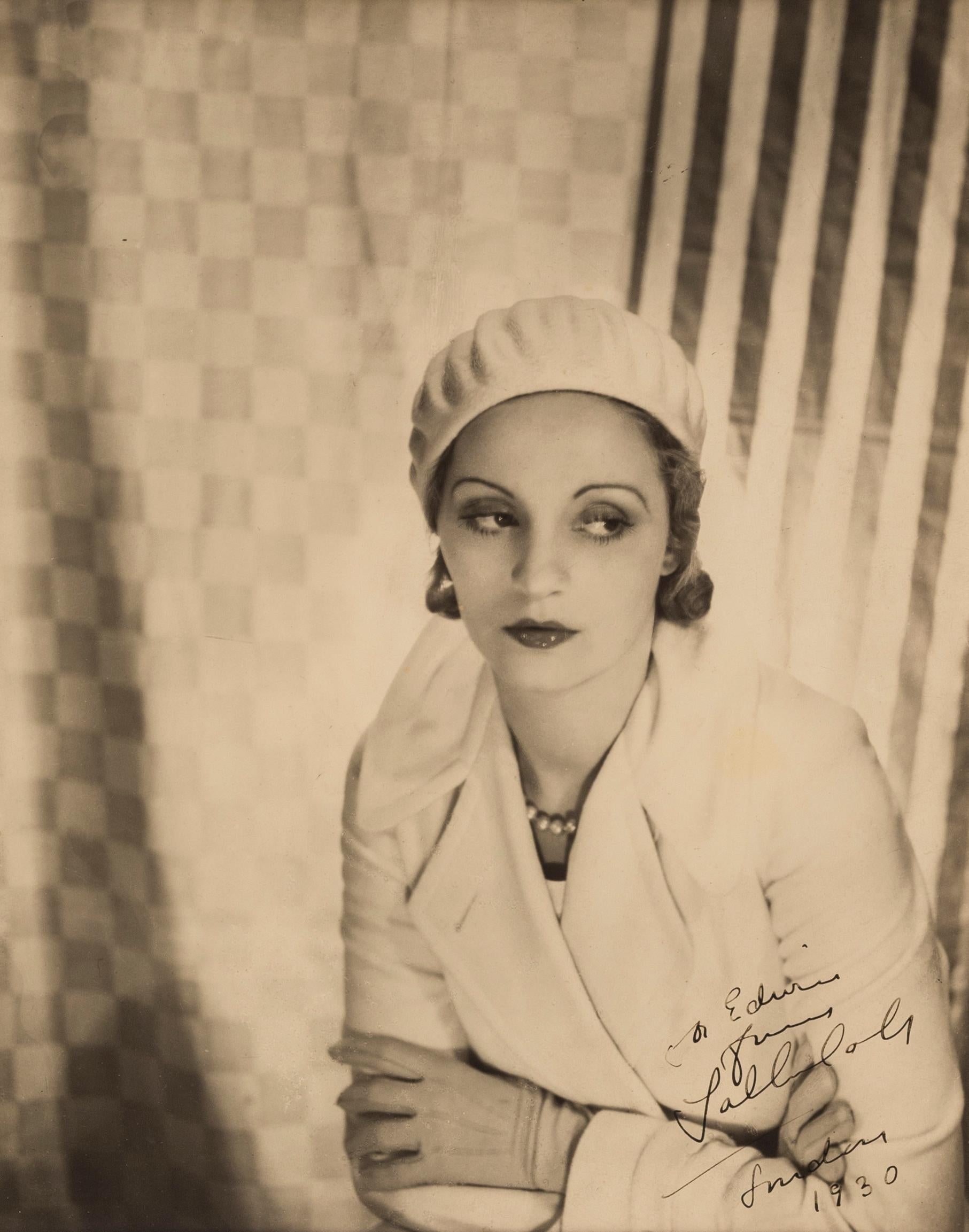 Talullah Bankhead, 1930 - Cecil Beaton (Porträtfotografie)
Beschriftet mit der Widmung "to Edwina from Tallulah, London 1930" 
Signiert auf der Vorderseite des Passepartouts
Silbergelatineabzug auf Karton aufgezogen, gedruckt 1930
11 x 8 1/2