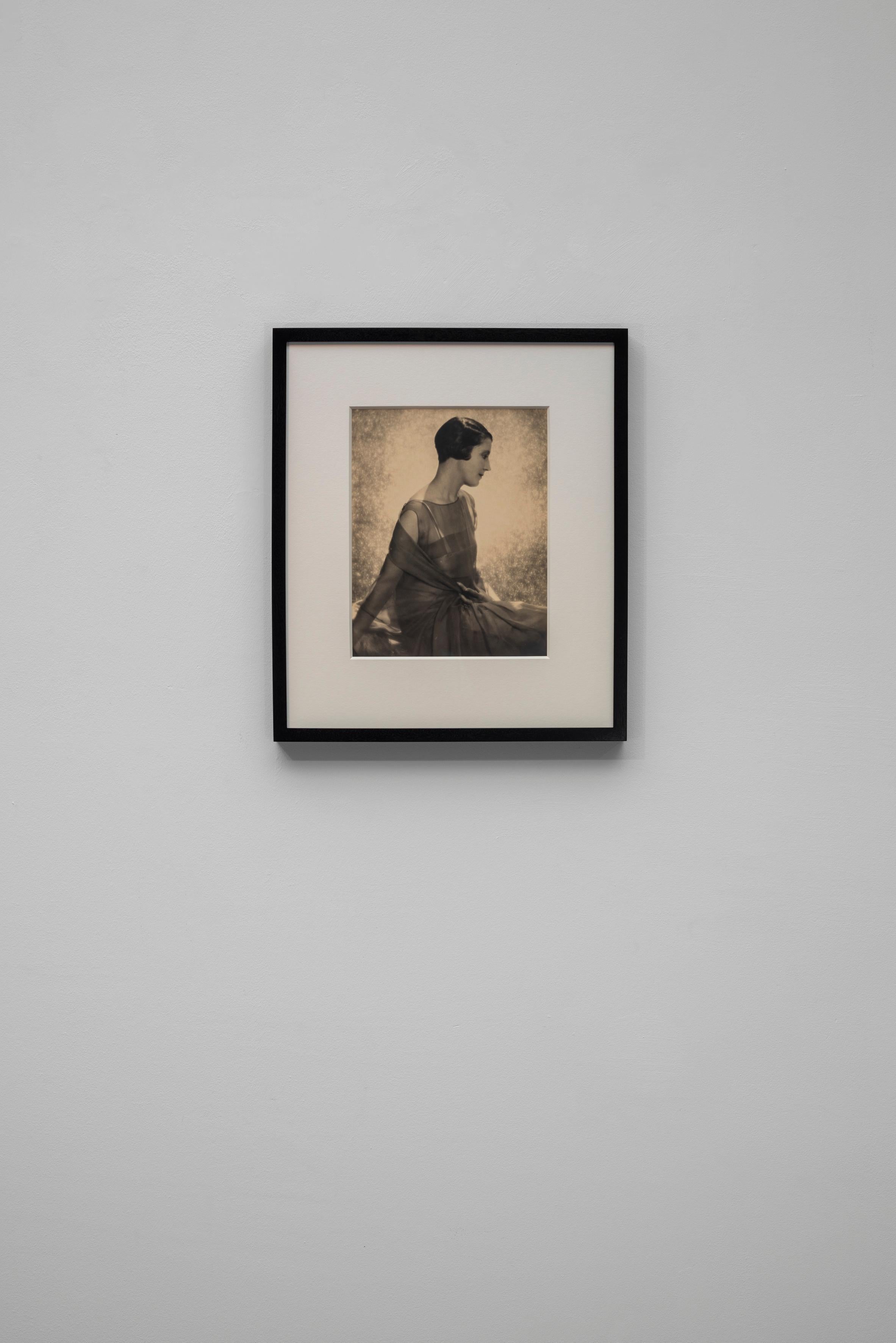 Die Gräfin von Pembroke, um 1935 - Cecil Beaton (Fashion-Porträtfotografie) im Angebot 1