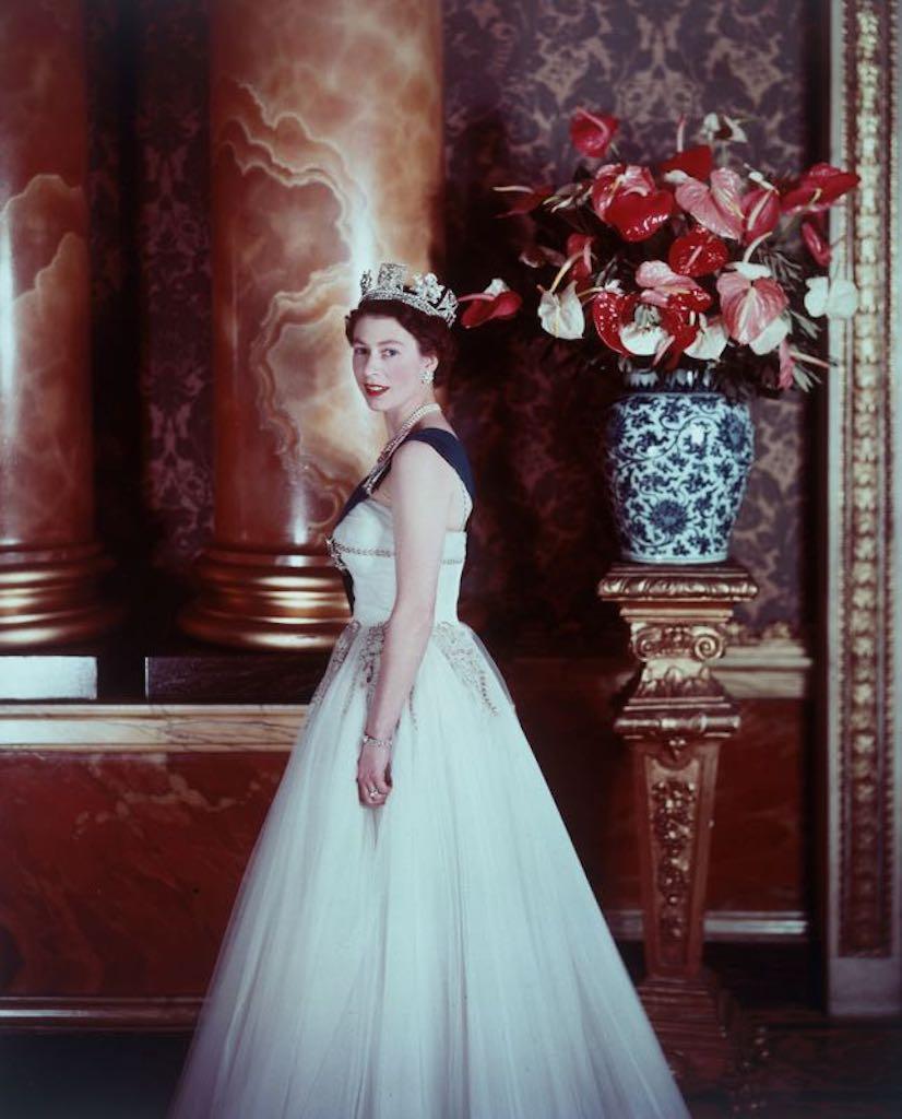 königin Elizabeth II." von Cecil Beaton (1904-80)
Königin Elizabeth II. in vollem Ornat mit Schärpe, Ballkleid und Diadem, England, 1955.
© Victoria and Albert Museum, London

Papierformat 24 x 20 Zoll / 60 x 50 cm 
Gedruckt im Jahr 2022 -