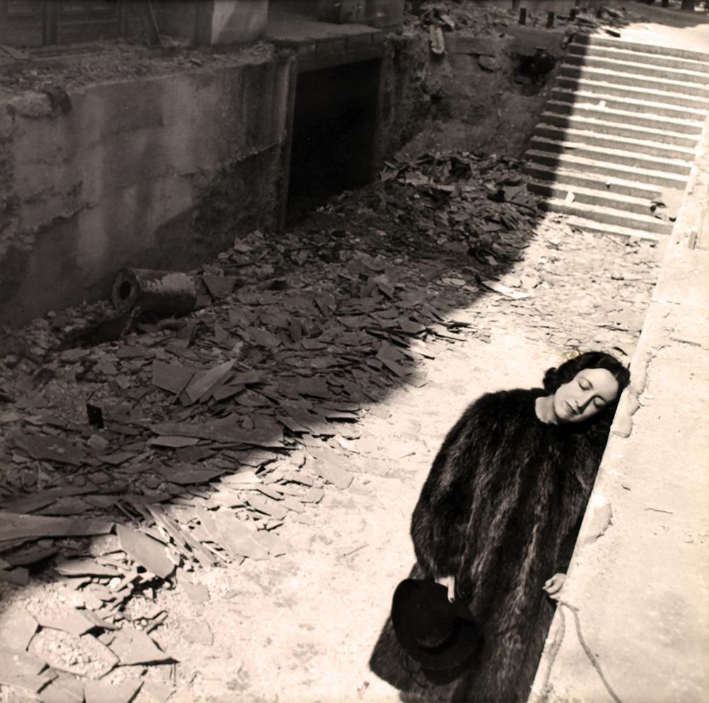 Vicomtesse de Noailles, 1938 - Cecil Beaton (Modeporträtfotografie)
Bezeichnet von unbekannter Hand mit "Vicontesse de Noailles" und rückseitig mit Tintenstempeln des Fotografen und des Sotheby's Studio Cecil Beaton versehen
Silbergelatineabzug,