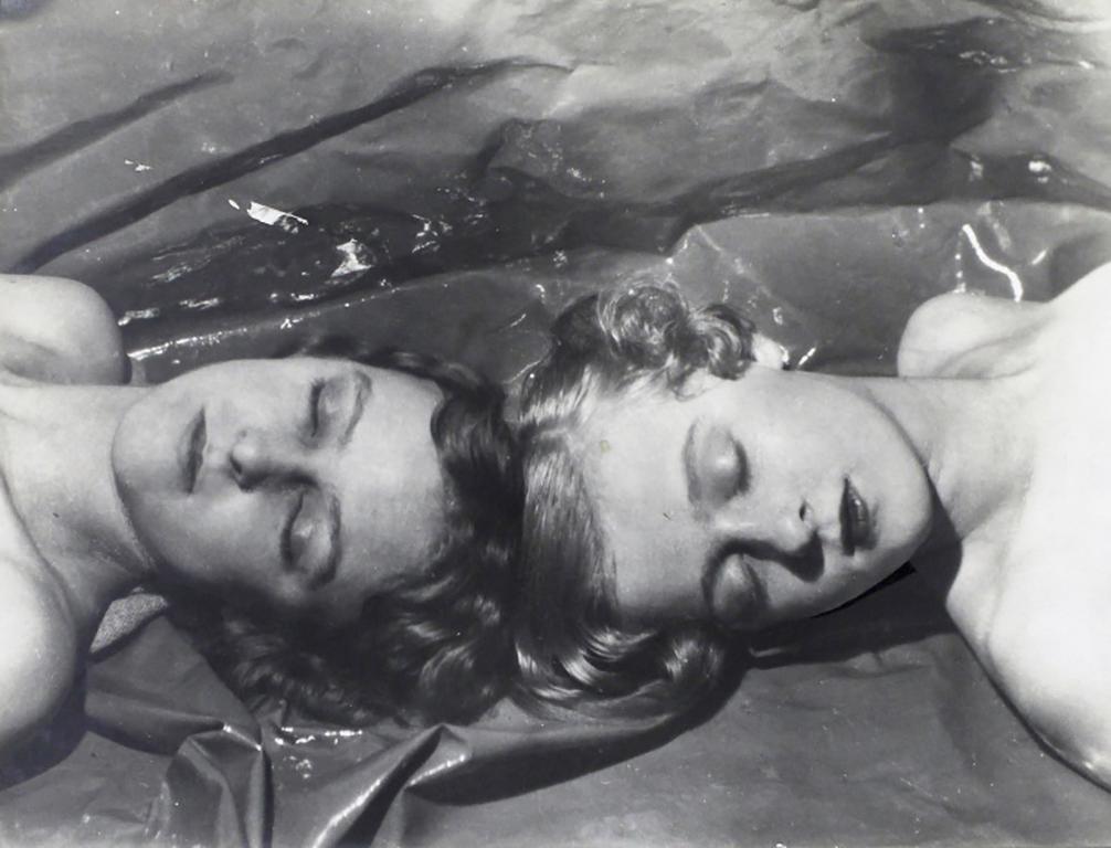 Zita und Teresa Jungman, 1927 - Cecil Beaton (Porträtfotografie)
Rote Inkwash-Signatur
Bezeichnet von unbekannter Hand mit "the Jungman sisters" und rückseitig mit dem Tintenstempel des Ateliers von Sotheby's Cecil Beaton