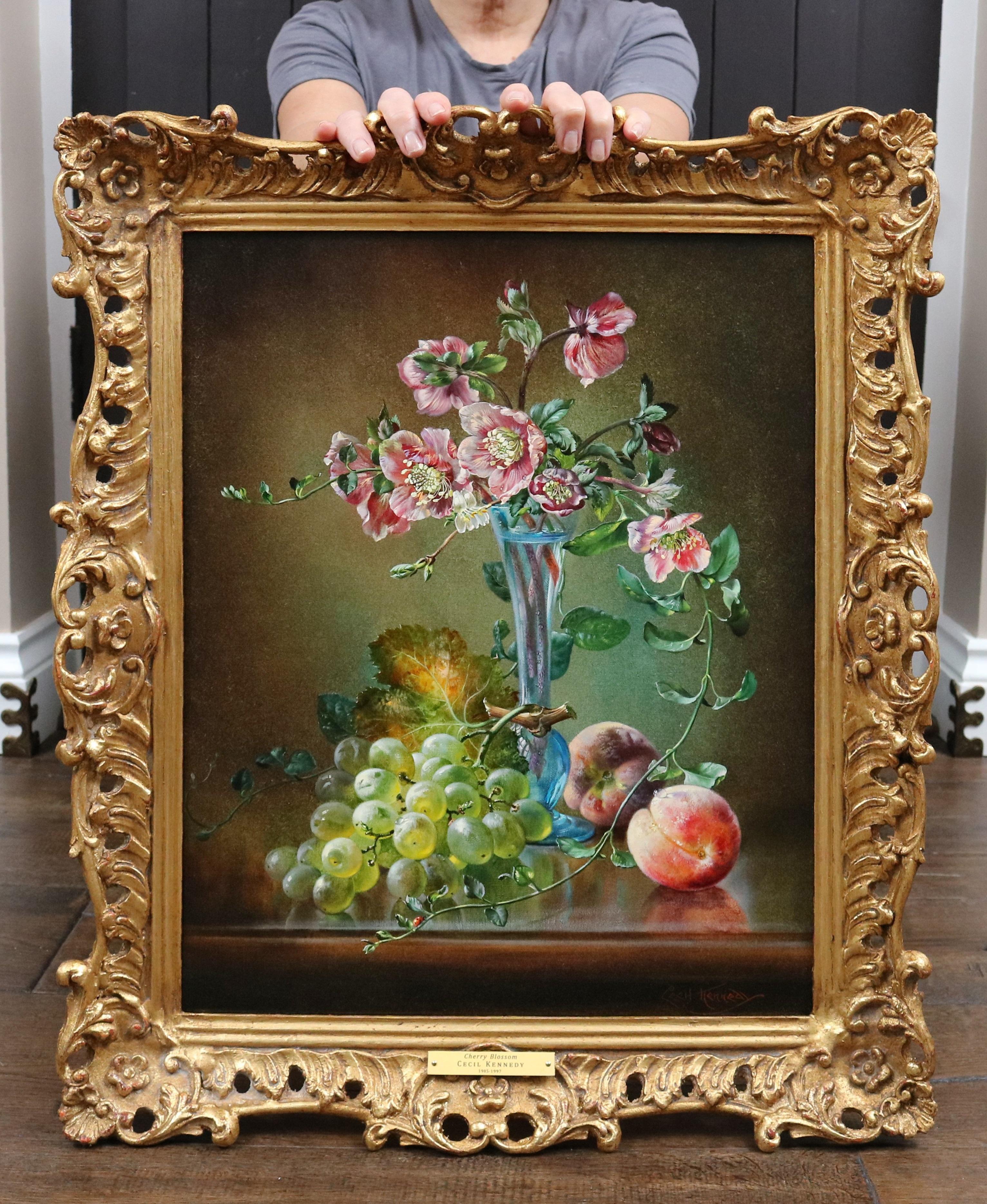 Animal Painting de Cecil Kennedy - Flor de cerezo - Naturaleza muerta floral inglesa Pintura al óleo con uvas y melocotones