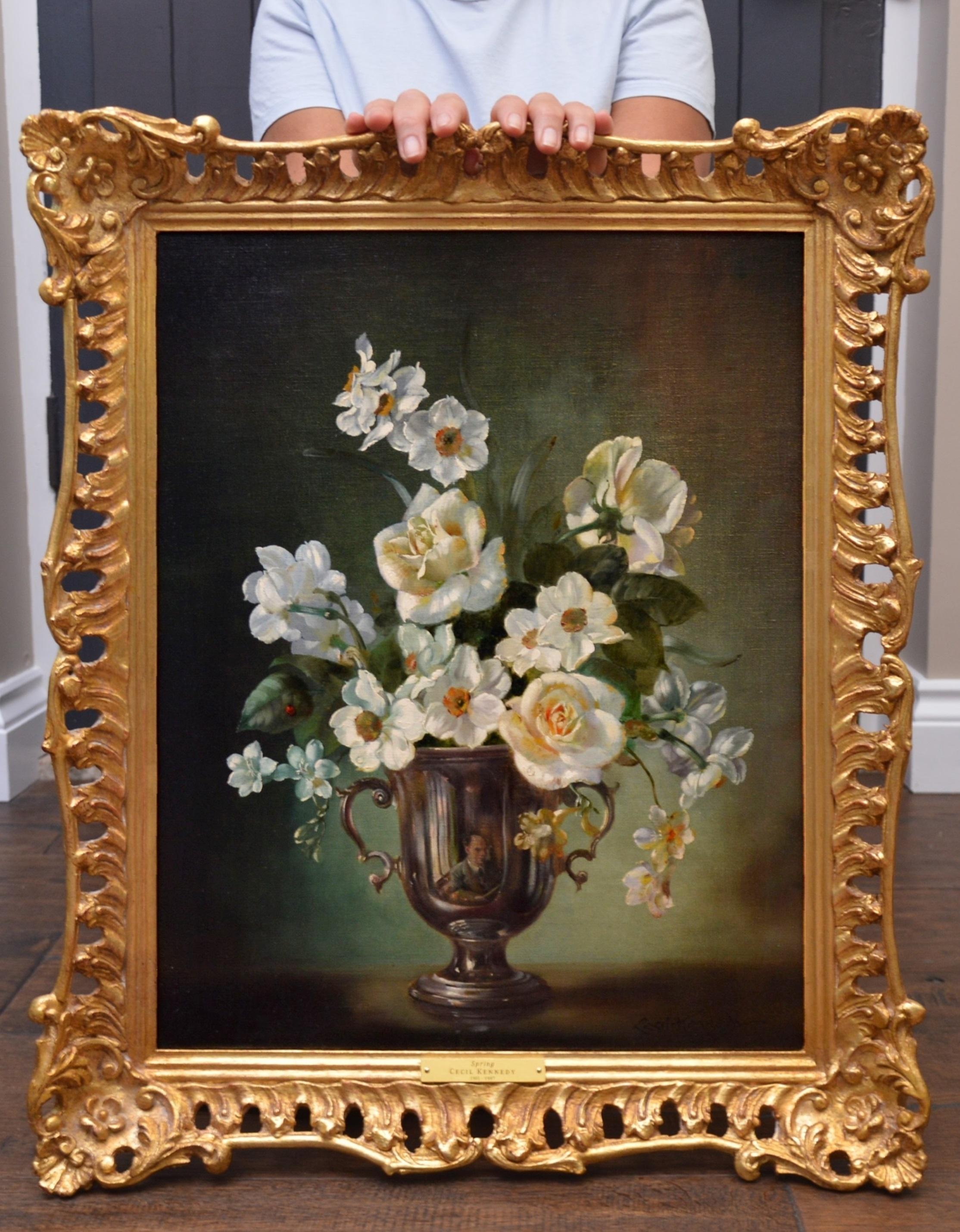 Frühlings-Blumenstillleben mit weißen Daffodils und Rosen und verstecktem Selbstporträt – Painting von Cecil Kennedy