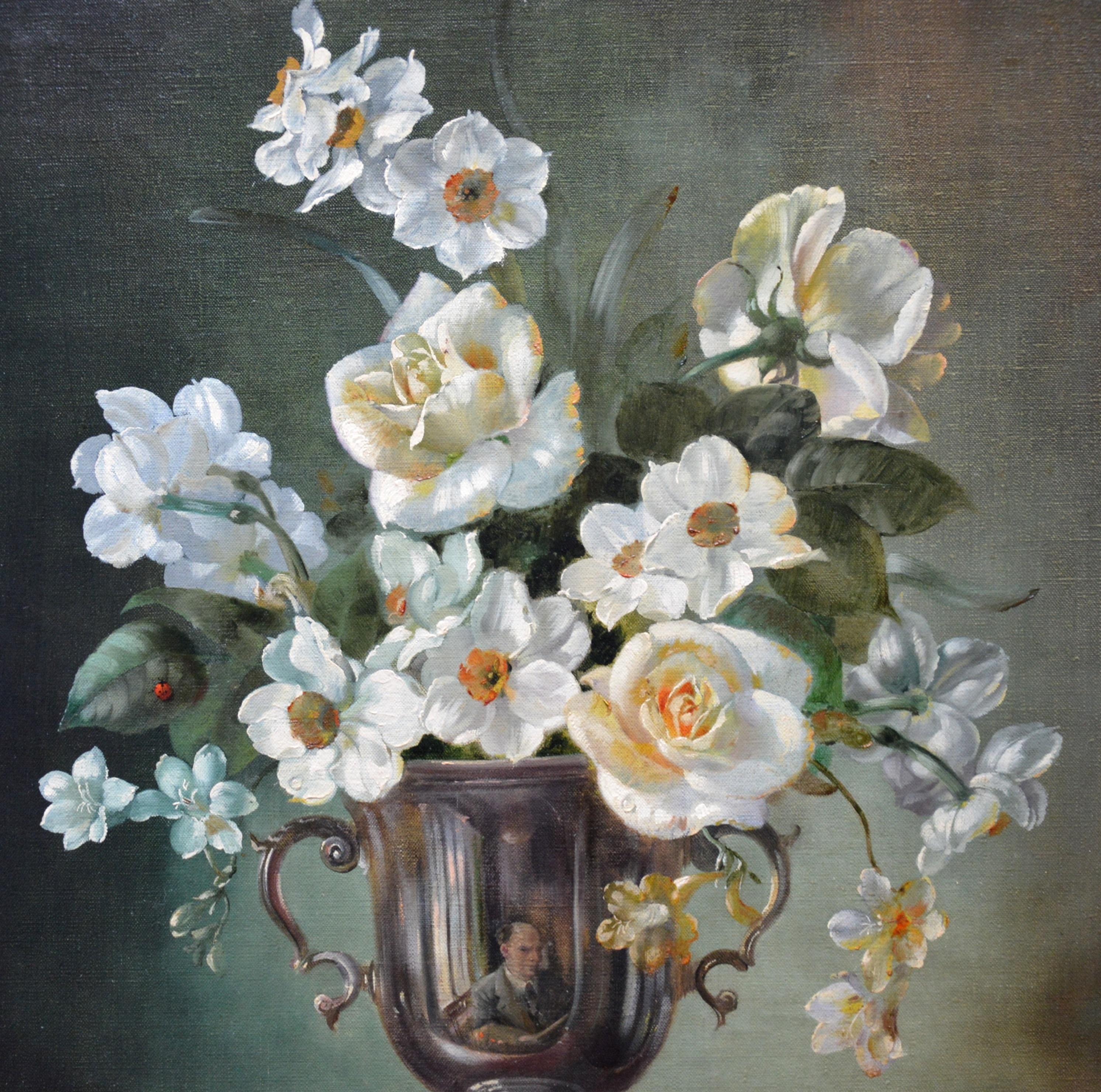 Frühlings-Blumenstillleben mit weißen Daffodils und Rosen und verstecktem Selbstporträt (Schwarz), Portrait Painting, von Cecil Kennedy