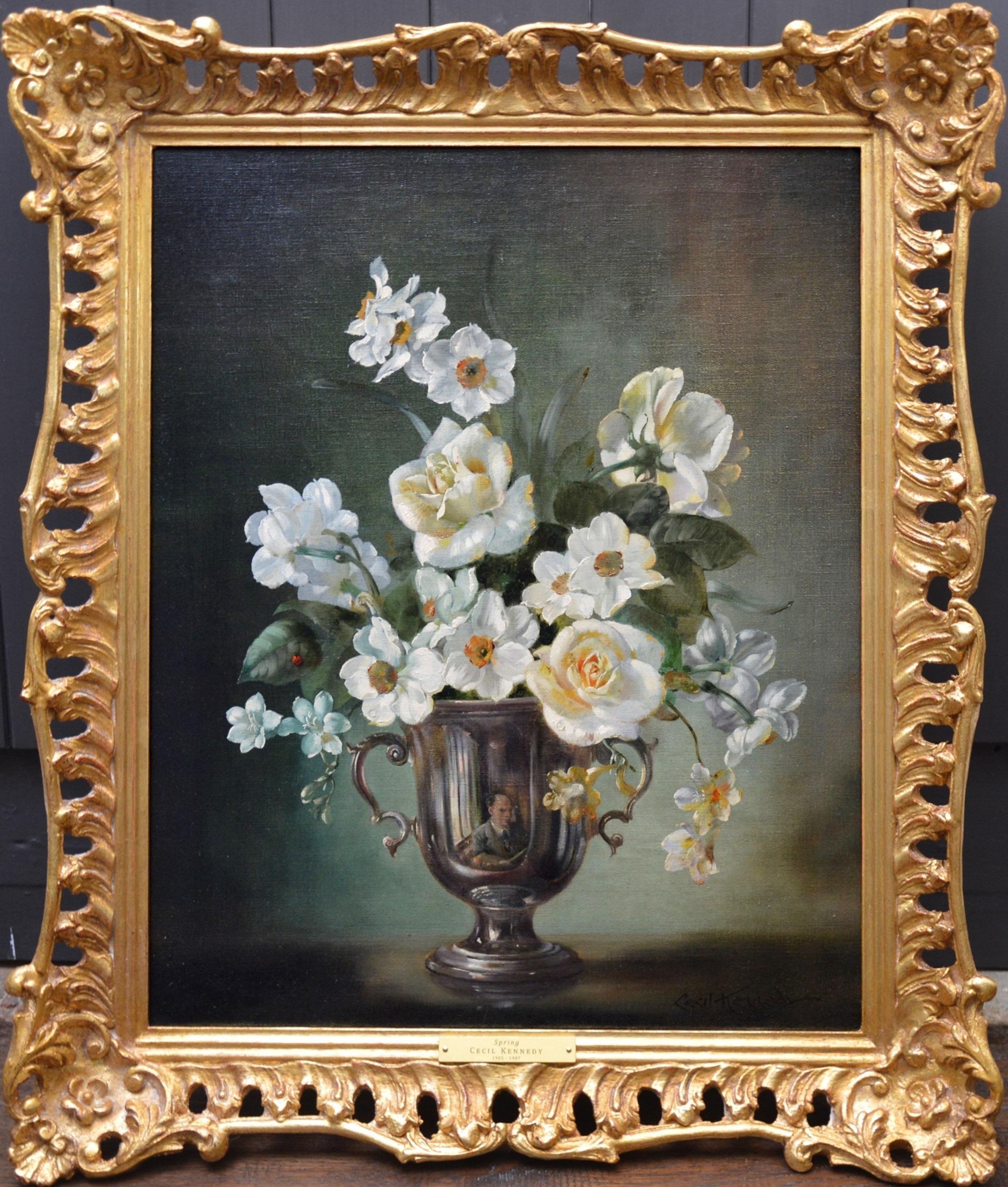 Cecil Kennedy Portrait Painting – Frühlings-Blumenstillleben mit weißen Daffodils und Rosen und verstecktem Selbstporträt