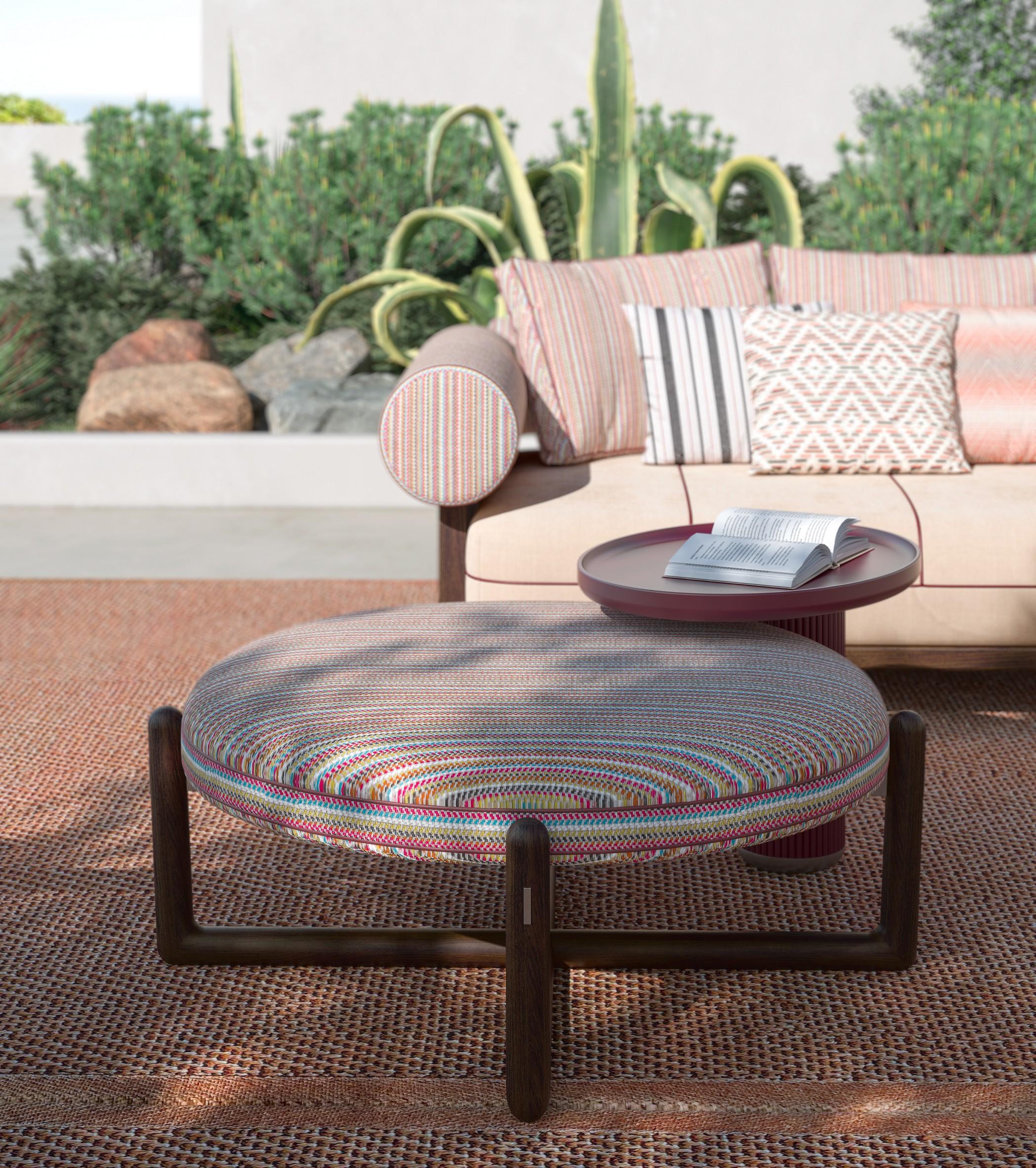 Un grand pouf avec un cadre en bois d'iroko peint et un revêtement en tissu. Le pouf est constitué d'une structure en bois d'iroko robuste et durable, avec une surface peinte élégante pour un look raffiné et moderne. Le rembourrage en tissu doux