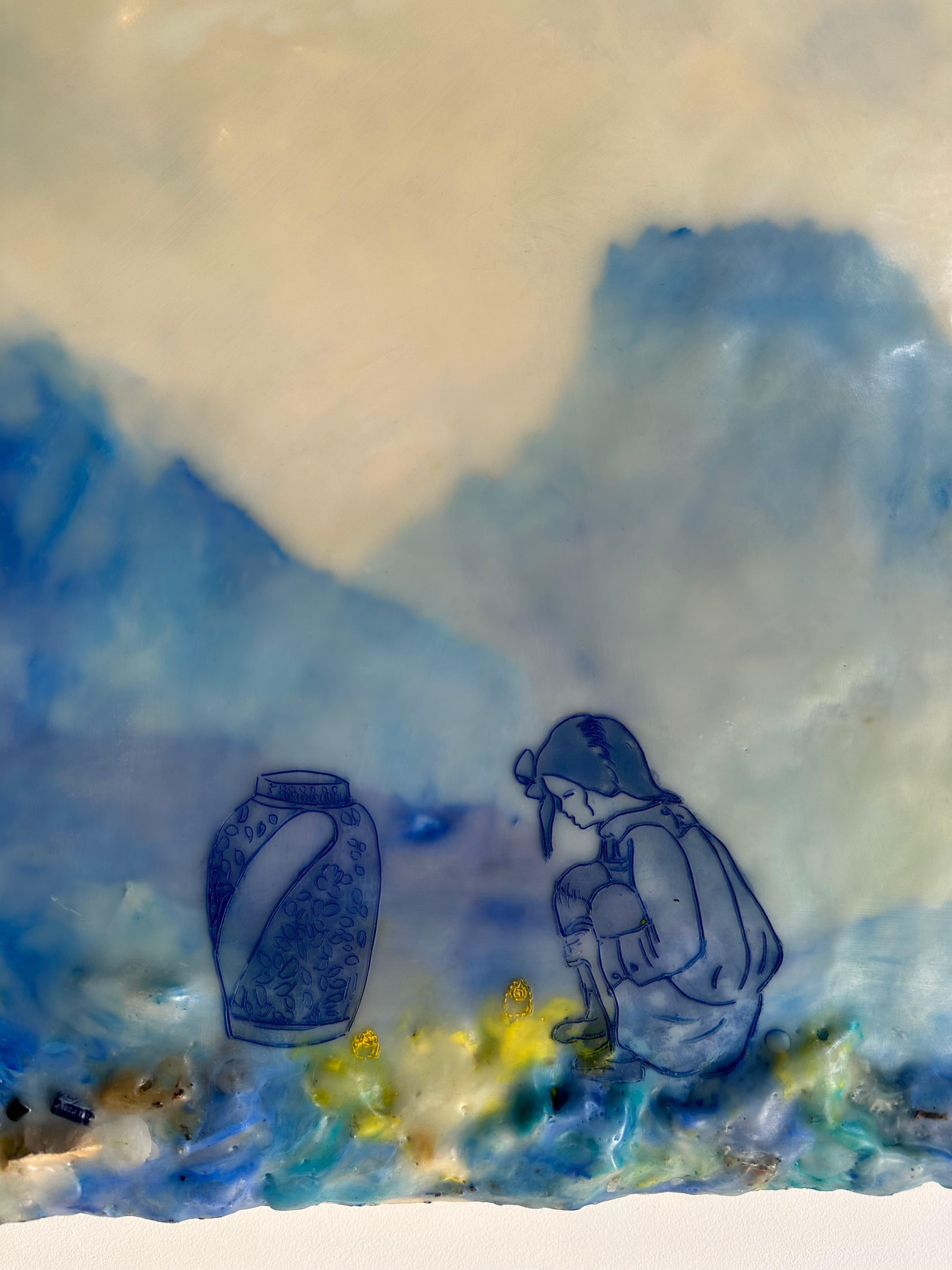 Una tranquilla scena di paesaggio nei toni del blu pallido e del giallo chiaro accentuata da dettagli scultorei in blu verde, giallo e arancione lungo la parte inferiore della composizione. 

Figure femminili alte e aggraziate in abiti tradizionali