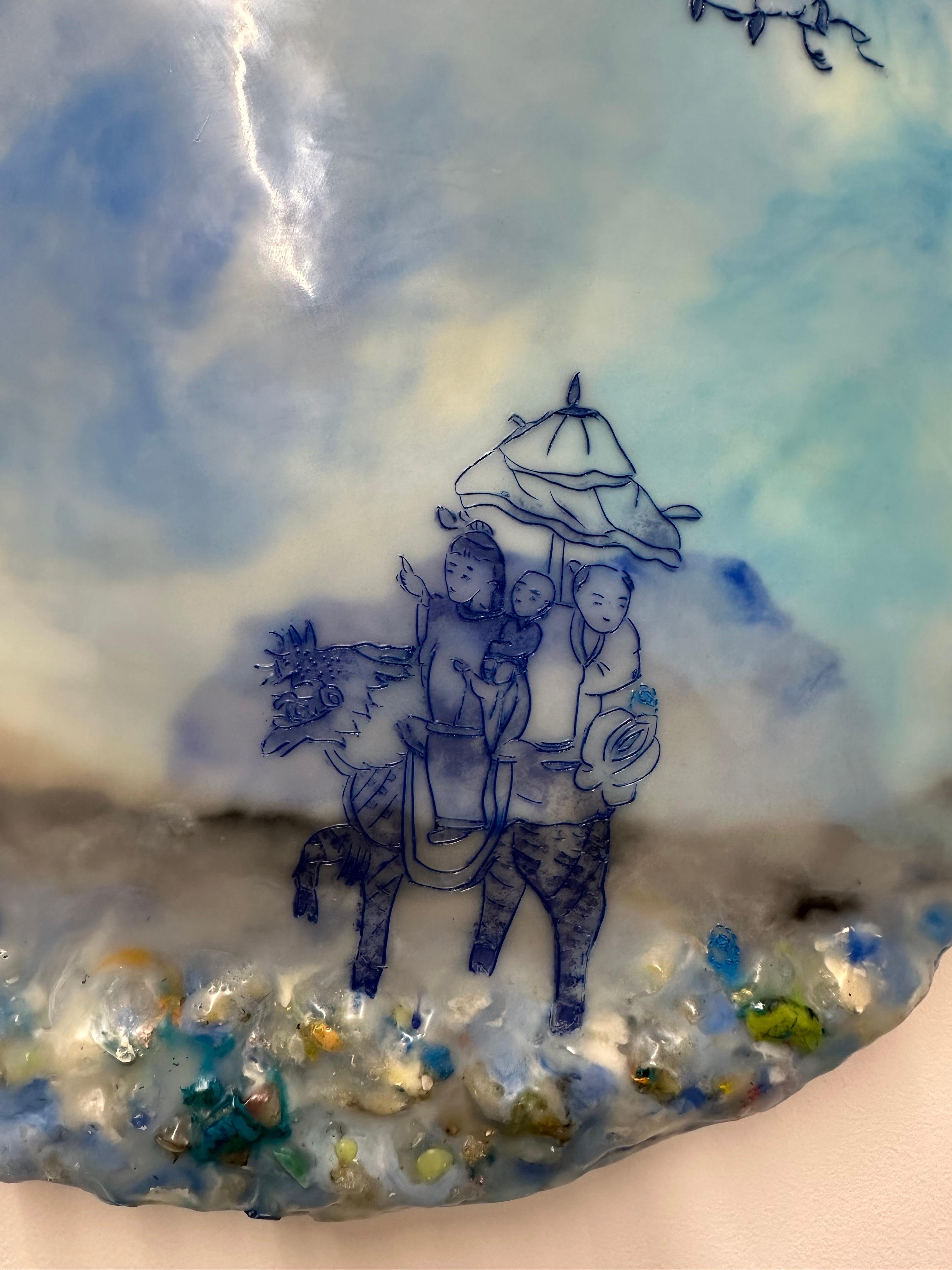 Una scena di paesaggio pacifico è ambientata nei toni del blu e dell'avorio pallido in questo dipinto a encausto (cera d'api pigmentata) con olio, pigmenti provenienti dal Marocco e dall'India, cenere vulcanica dall'Ecuador, carta di riso, foglia