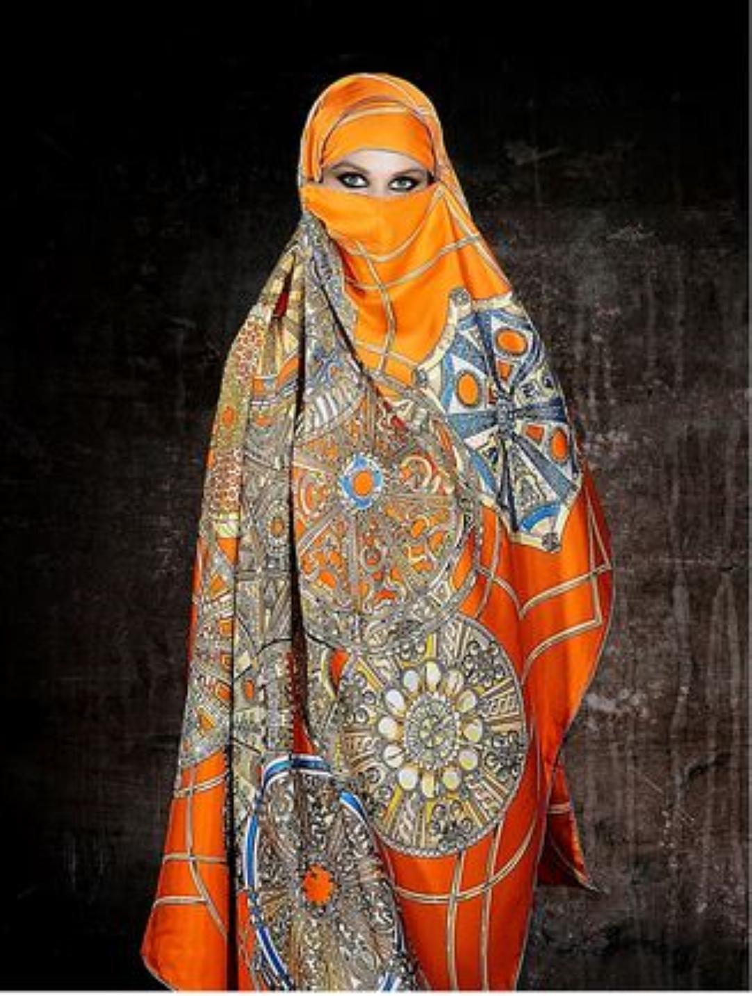 Cécile Plaisance Figurative Photograph – ""Burqa Hermes", Fotografie von Ccile Plaisance (28x22 Zoll), 2018