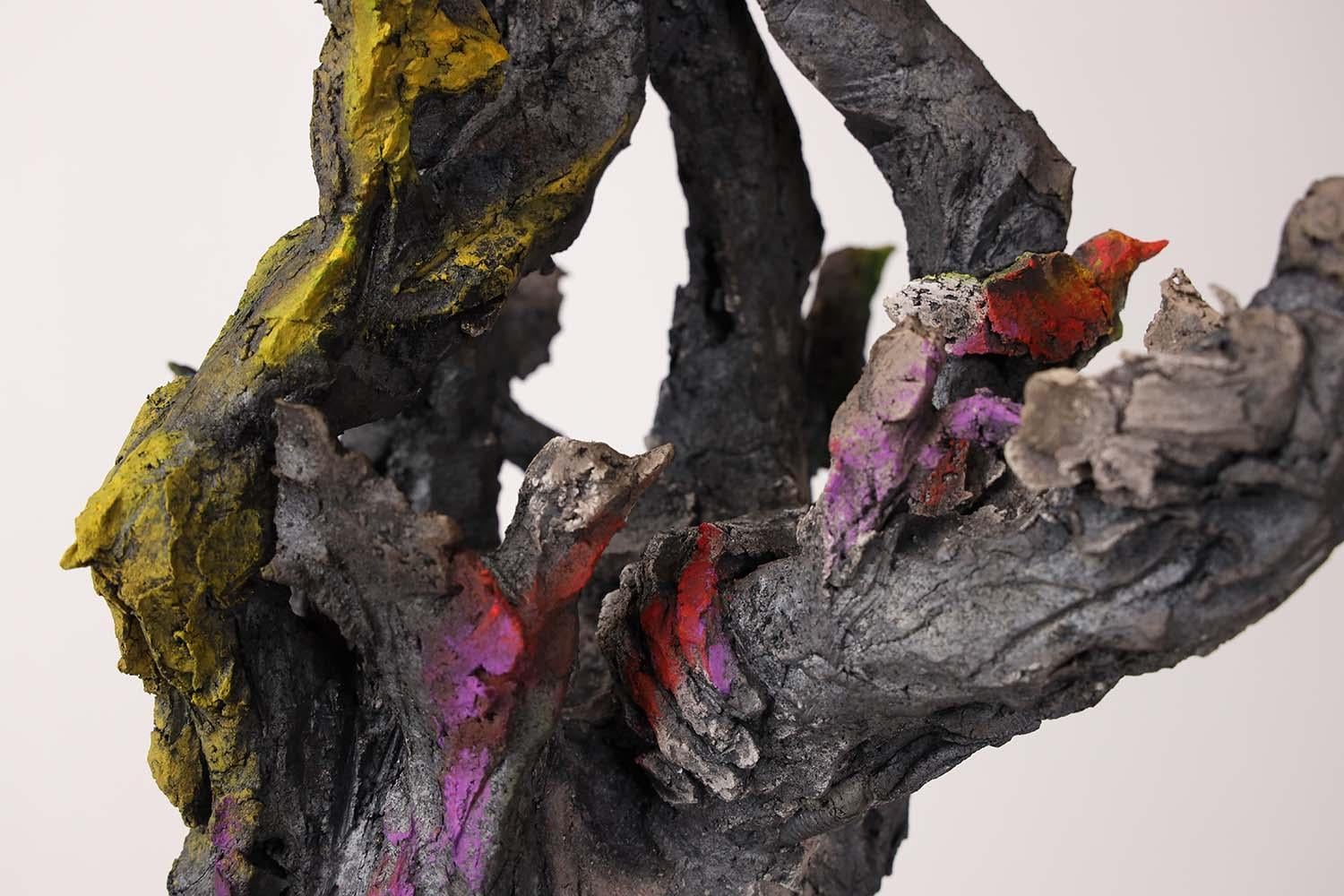 Arbre-monde III de Cécile Raynal - escultura de arenisca, pigmentos, pájaros, árbol en venta 11