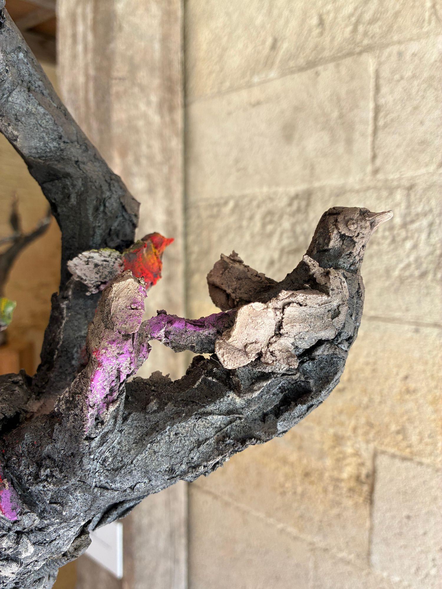 Arbre-monde III de Cécile Raynal - escultura de arenisca, pigmentos, pájaros, árbol en venta 15