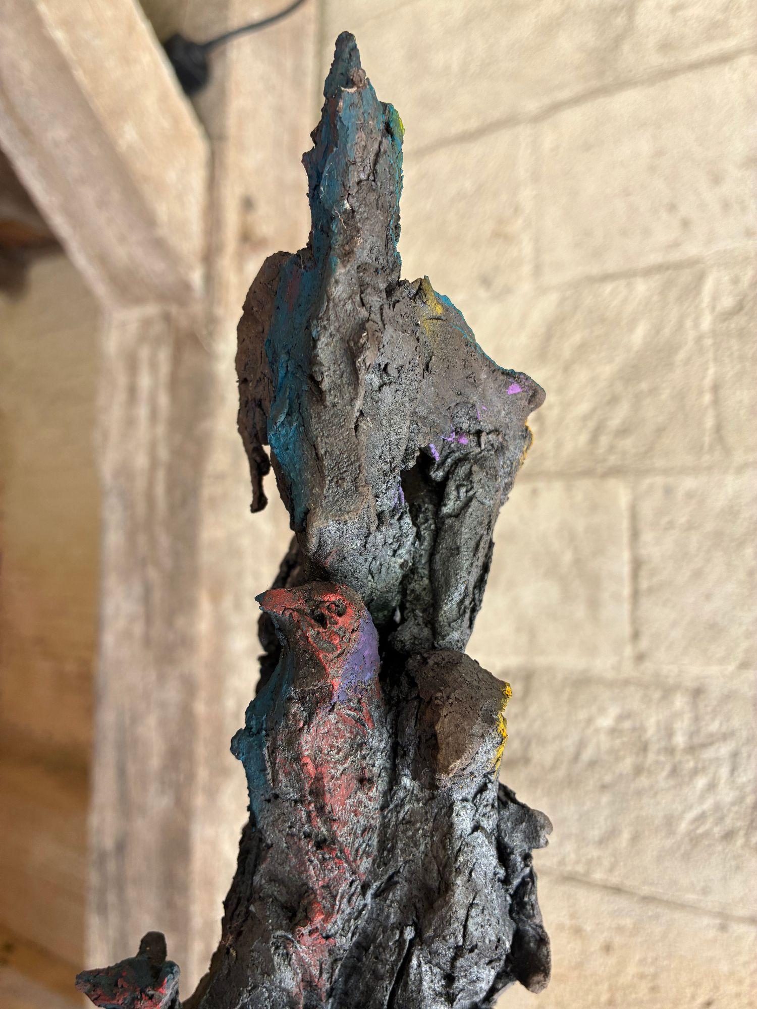 Arbre-monde III de Cécile Raynal - escultura de arenisca, pigmentos, pájaros, árbol en venta 16