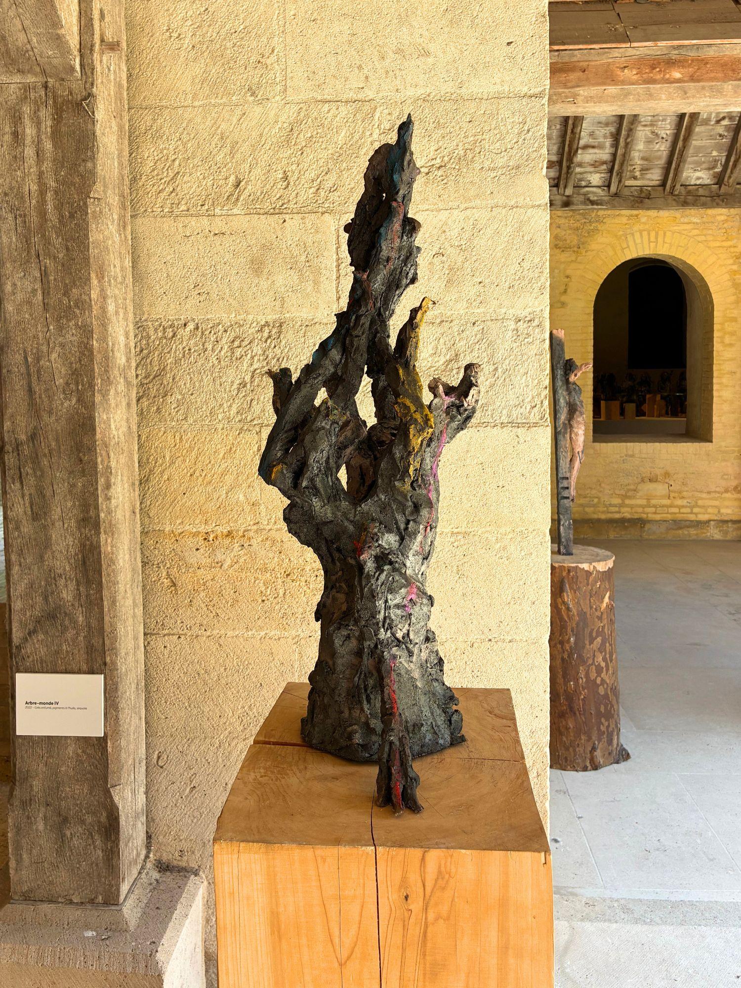 Arbre-monde III de Cécile Raynal - escultura de arenisca, pigmentos, pájaros, árbol en venta 1